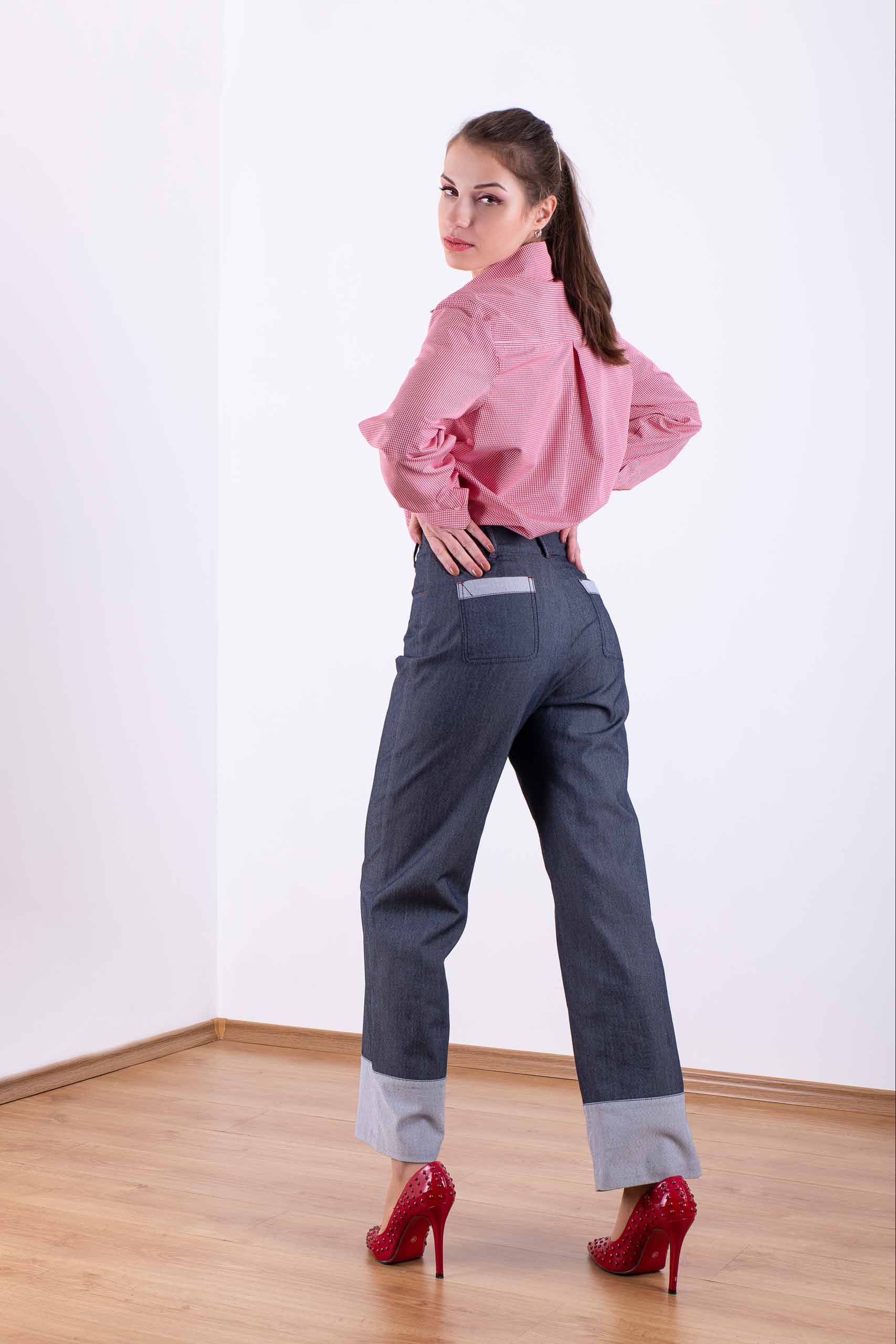 Straight trousers with wide hem in dark blue Straight trousers with wide hem in dark blue