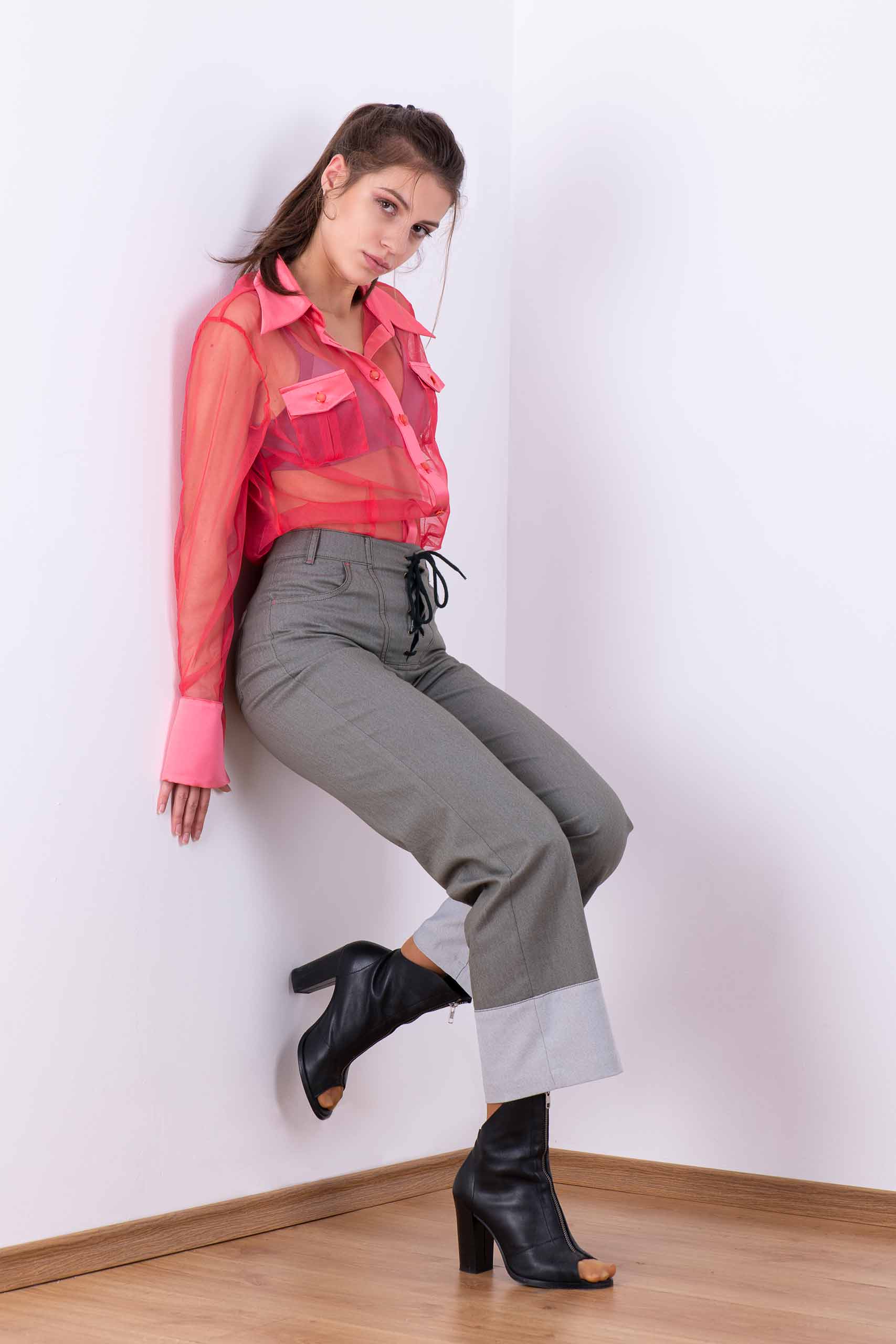 Straight trousers with wide hem and bustier fastening Straight trousers with wide hem and bustier fastening