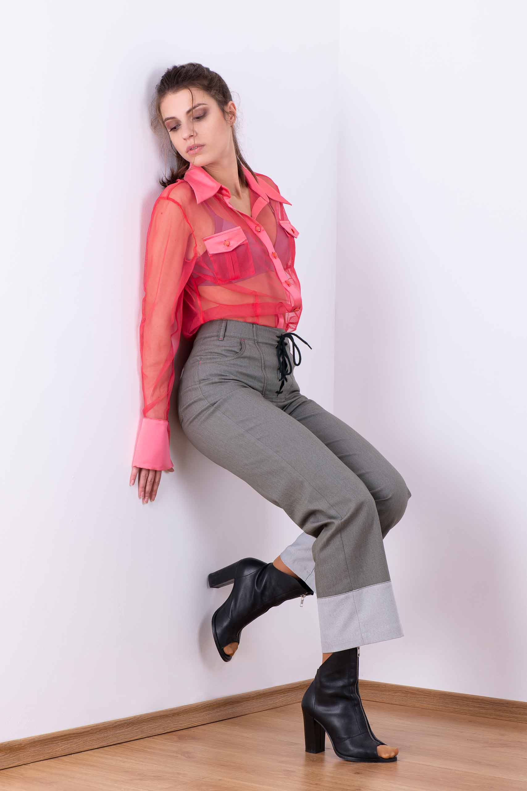 Straight trousers with wide hem and bustier fastening Straight trousers with wide hem and bustier fastening