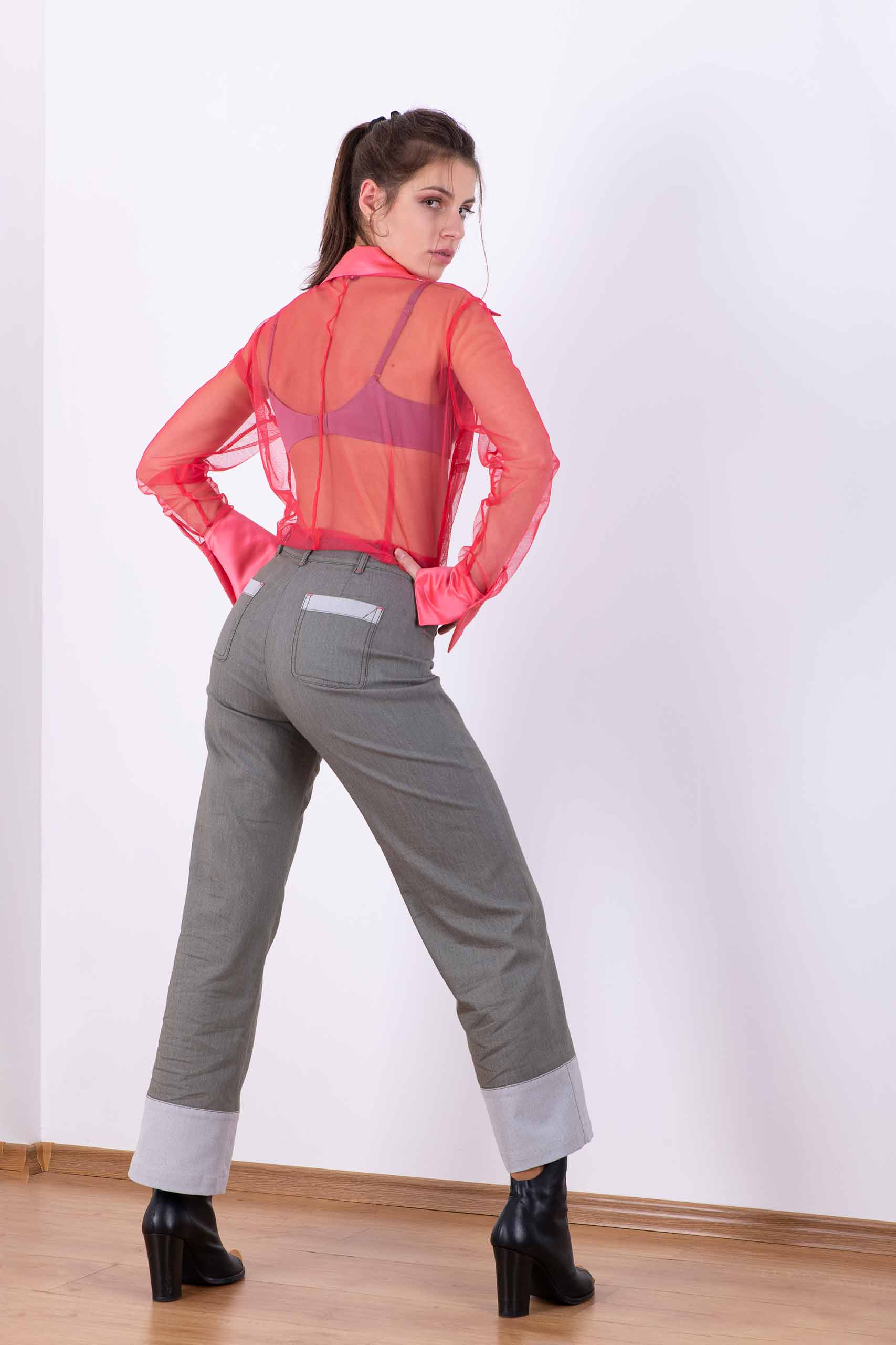 Straight trousers with wide hem and bustier fastening Straight trousers with wide hem and bustier fastening