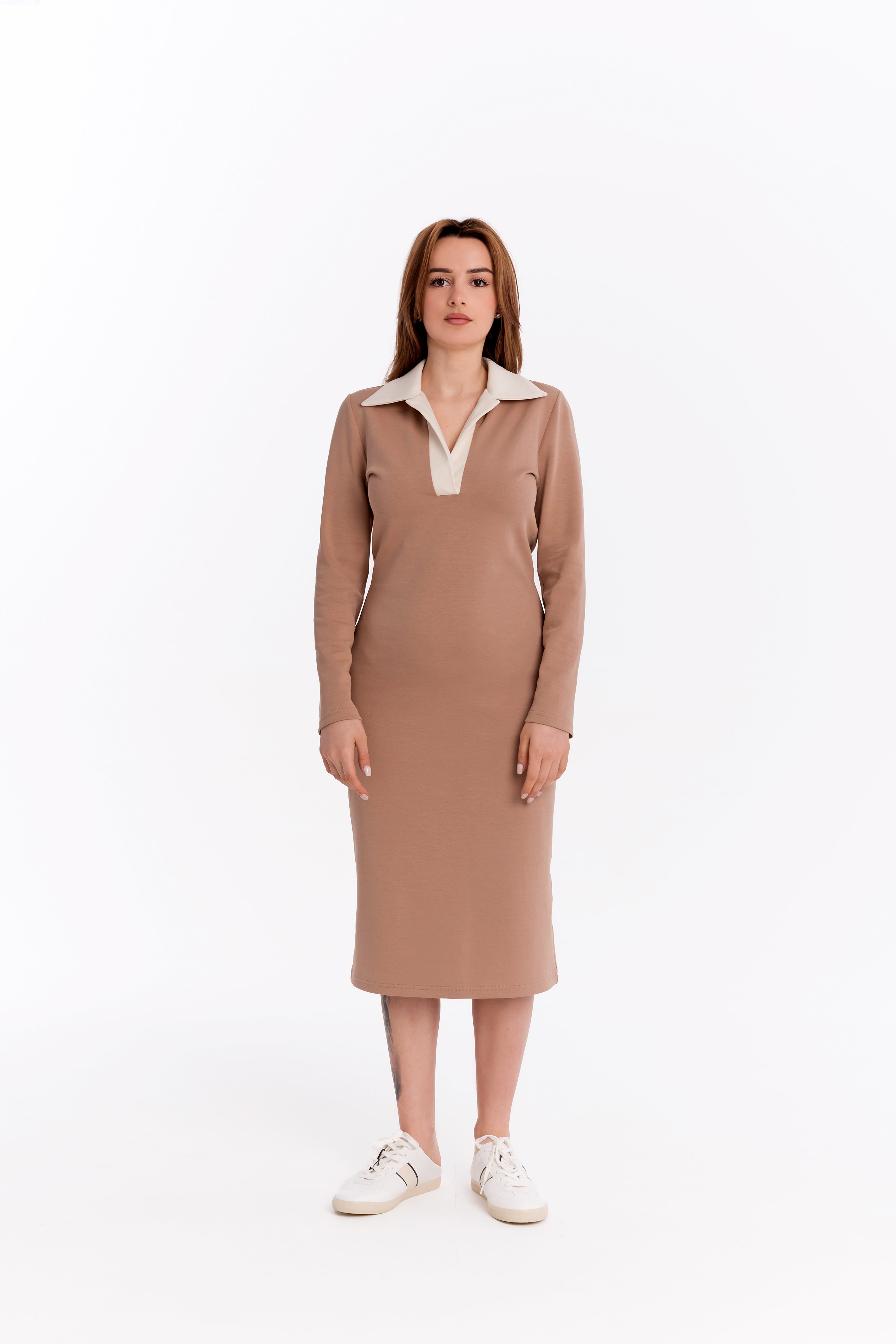 Straight dress in milk chocolate colour with a white collar Straight dress in milk chocolate colour with a white collar