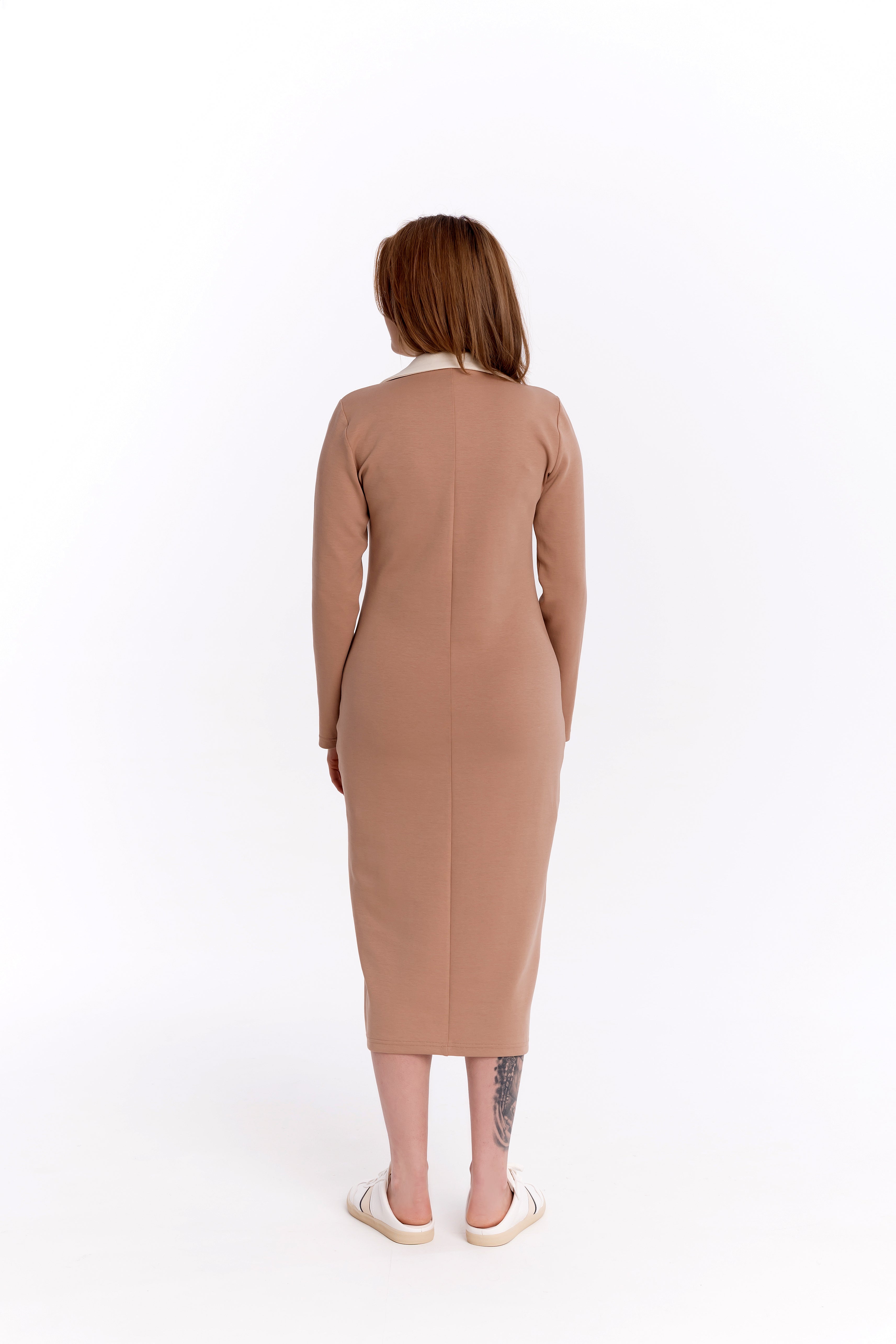 Straight dress in milk chocolate colour with a white collar Straight dress in milk chocolate colour with a white collar