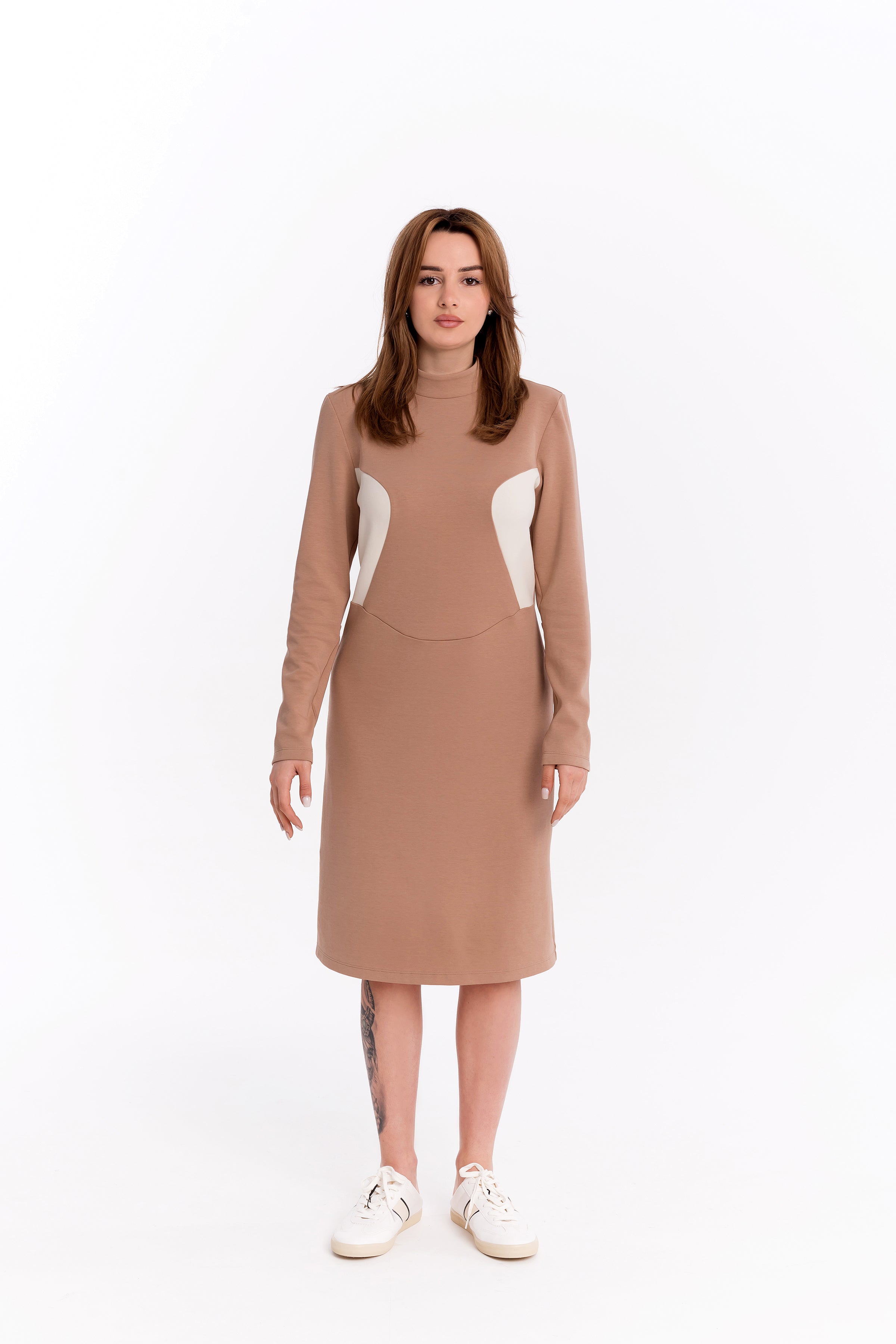 Straight dress in milk chocolate colour with a round neckline Straight dress in milk chocolate colour with a round neckline