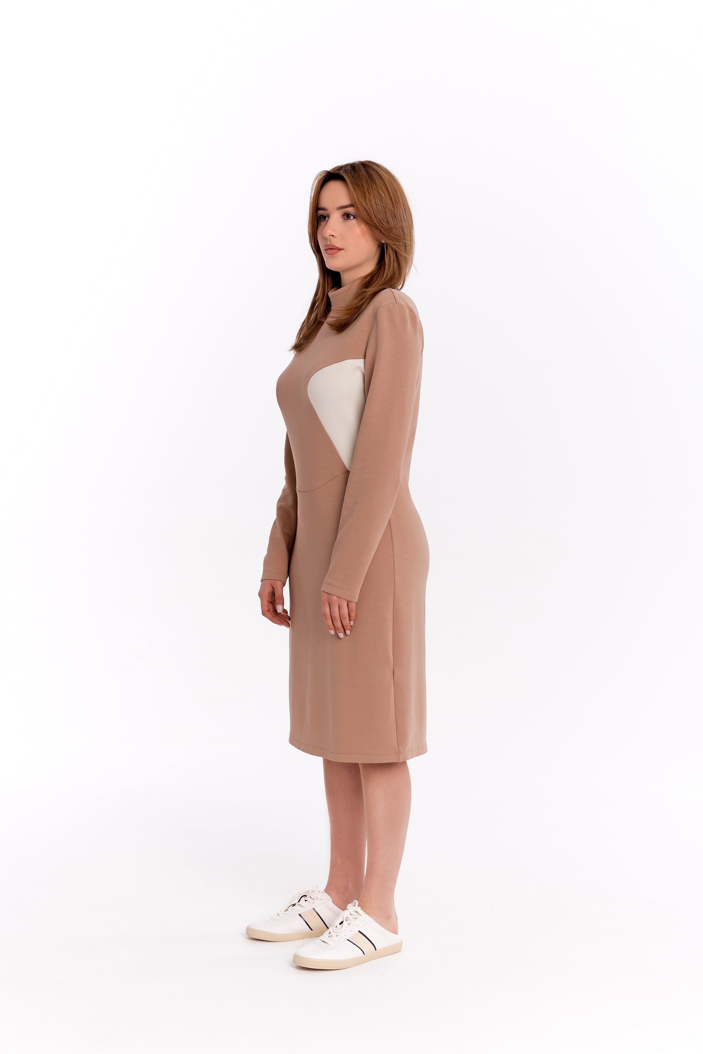 Straight dress in milk chocolate colour with a round neckline Straight dress in milk chocolate colour with a round neckline