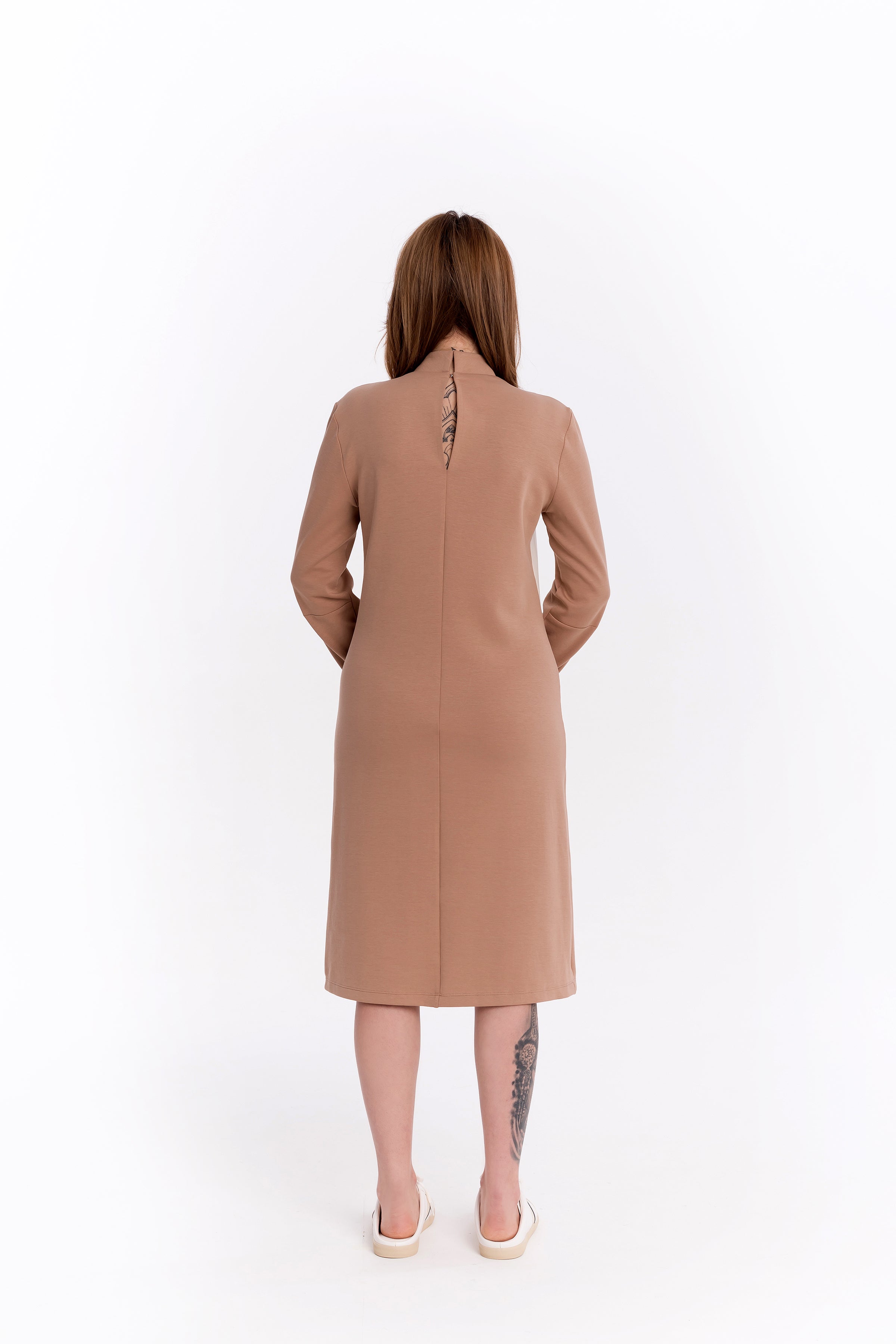 Straight dress in milk chocolate colour with a round neckline Straight dress in milk chocolate colour with a round neckline