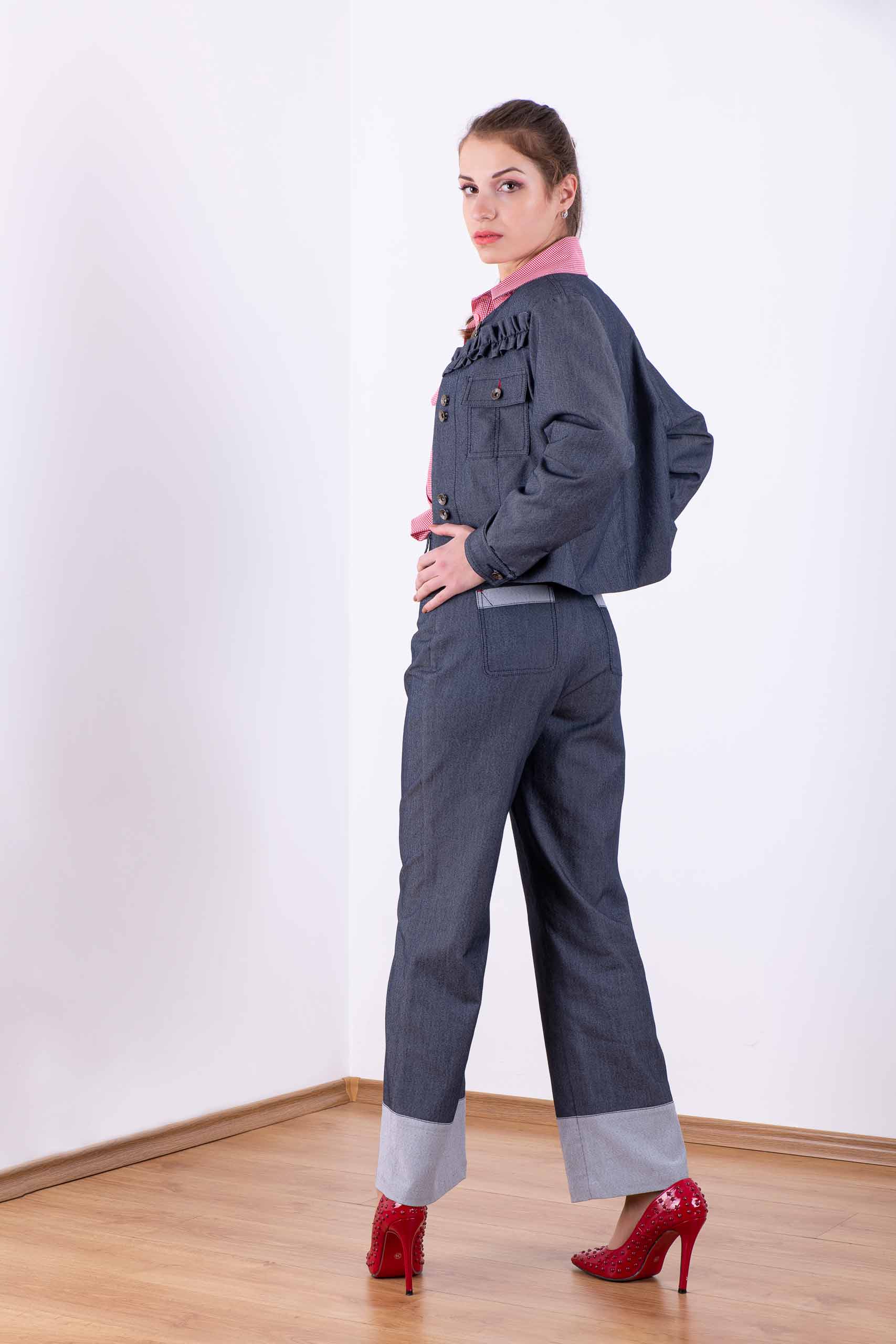 Giubbino corto con arricciatura sul davanti in colore blu scuro Giubbino corto con arricciatura sul davanti in colore blu scuro