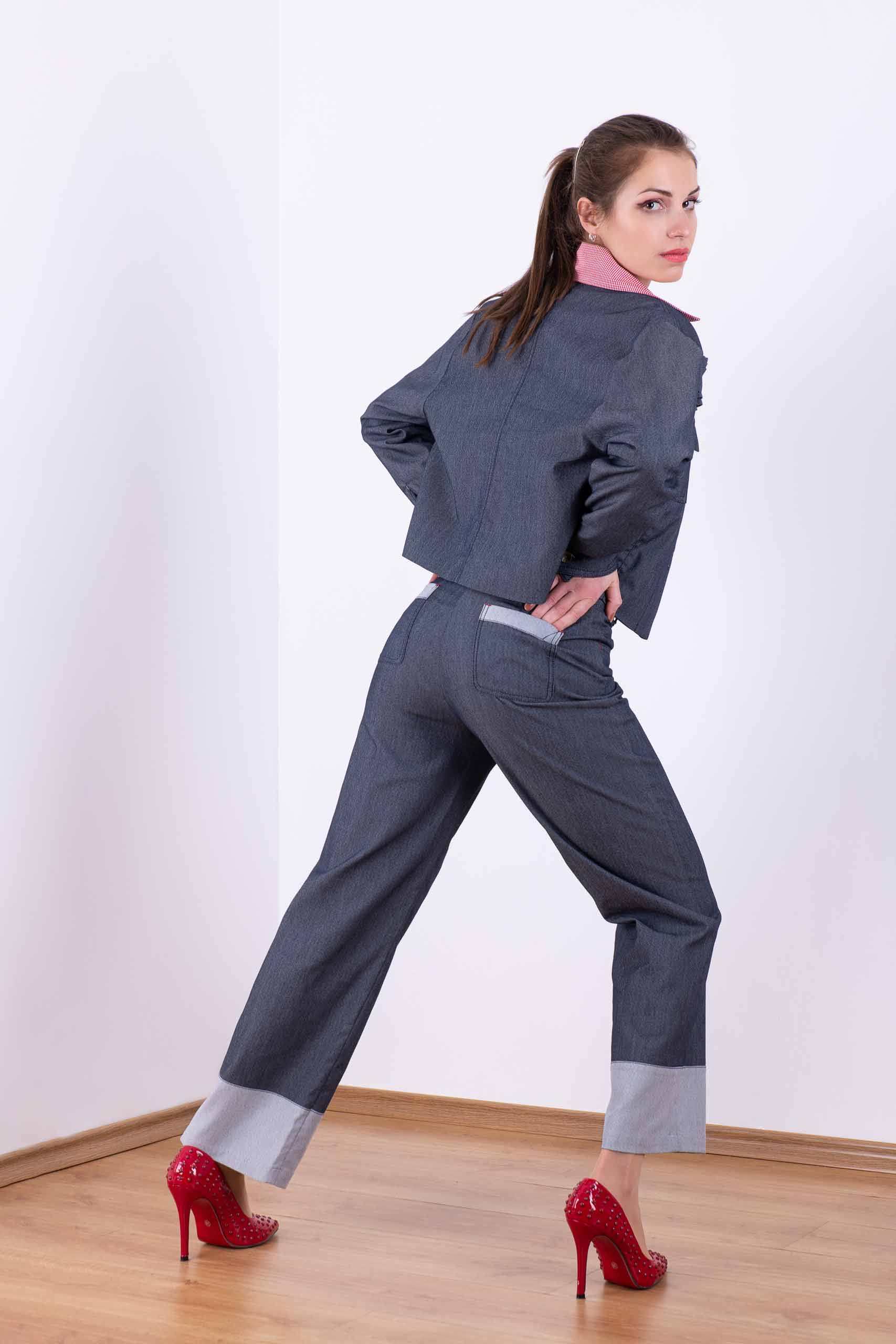 Giubbino corto con arricciatura sul davanti in colore blu scuro Giubbino corto con arricciatura sul davanti in colore blu scuro