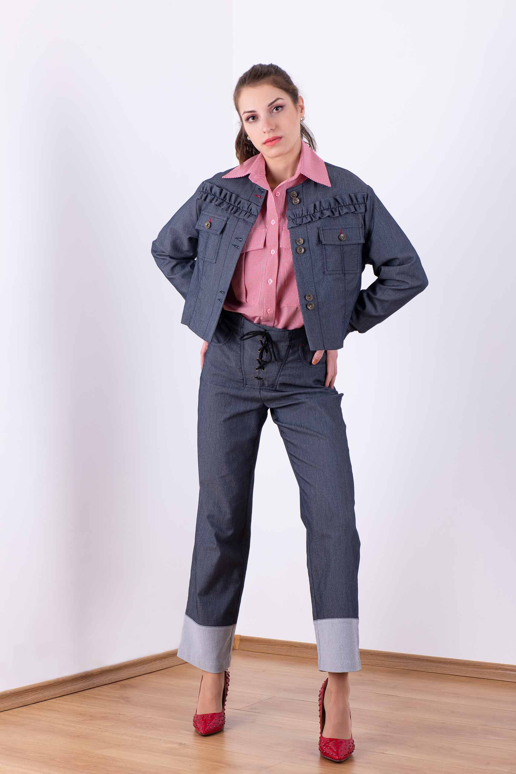 Giubbino corto con arricciatura sul davanti in colore blu scuro Giubbino corto con arricciatura sul davanti in colore blu scuro