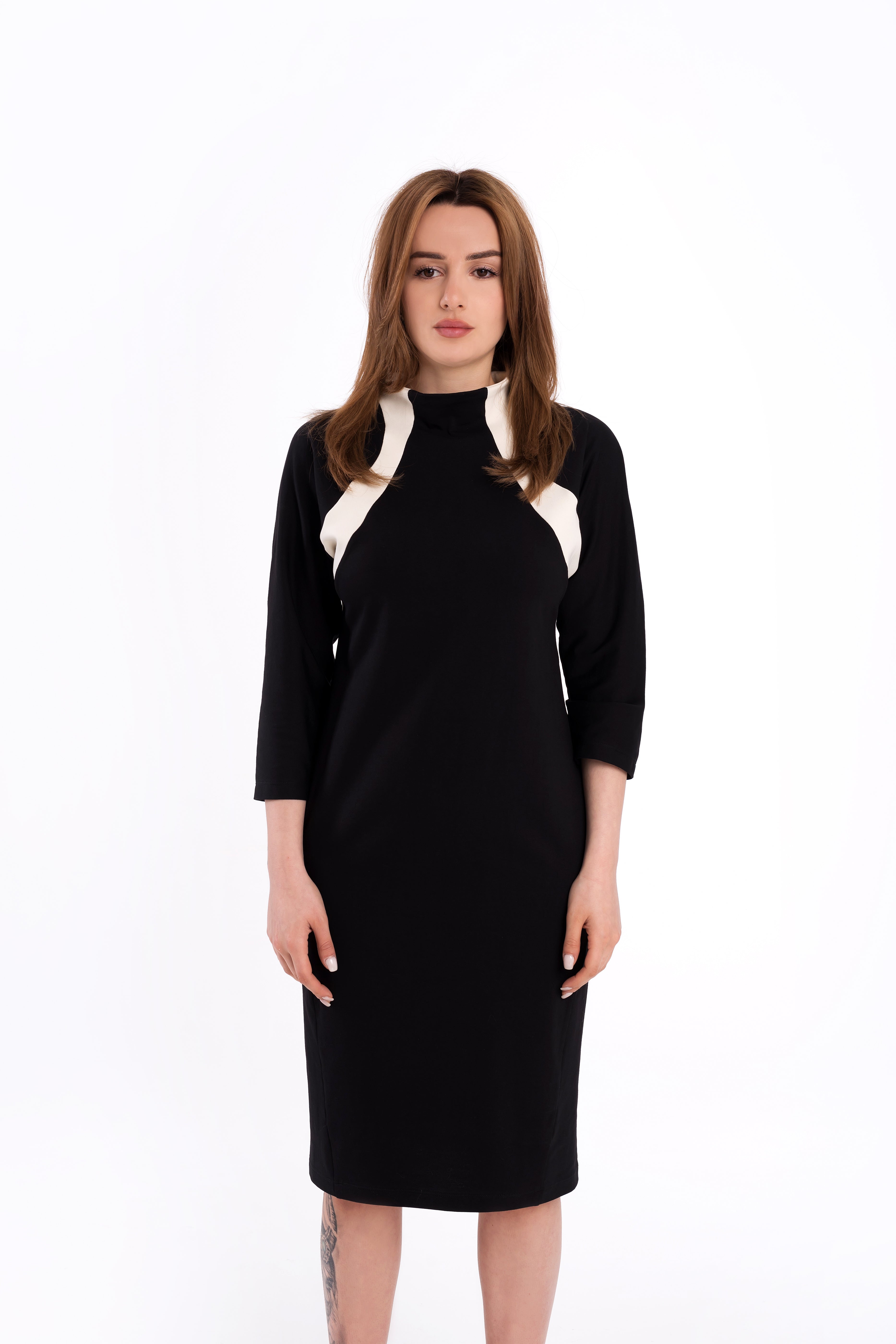 Straight black and white dress with round neckline Straight black and white dress with round neckline