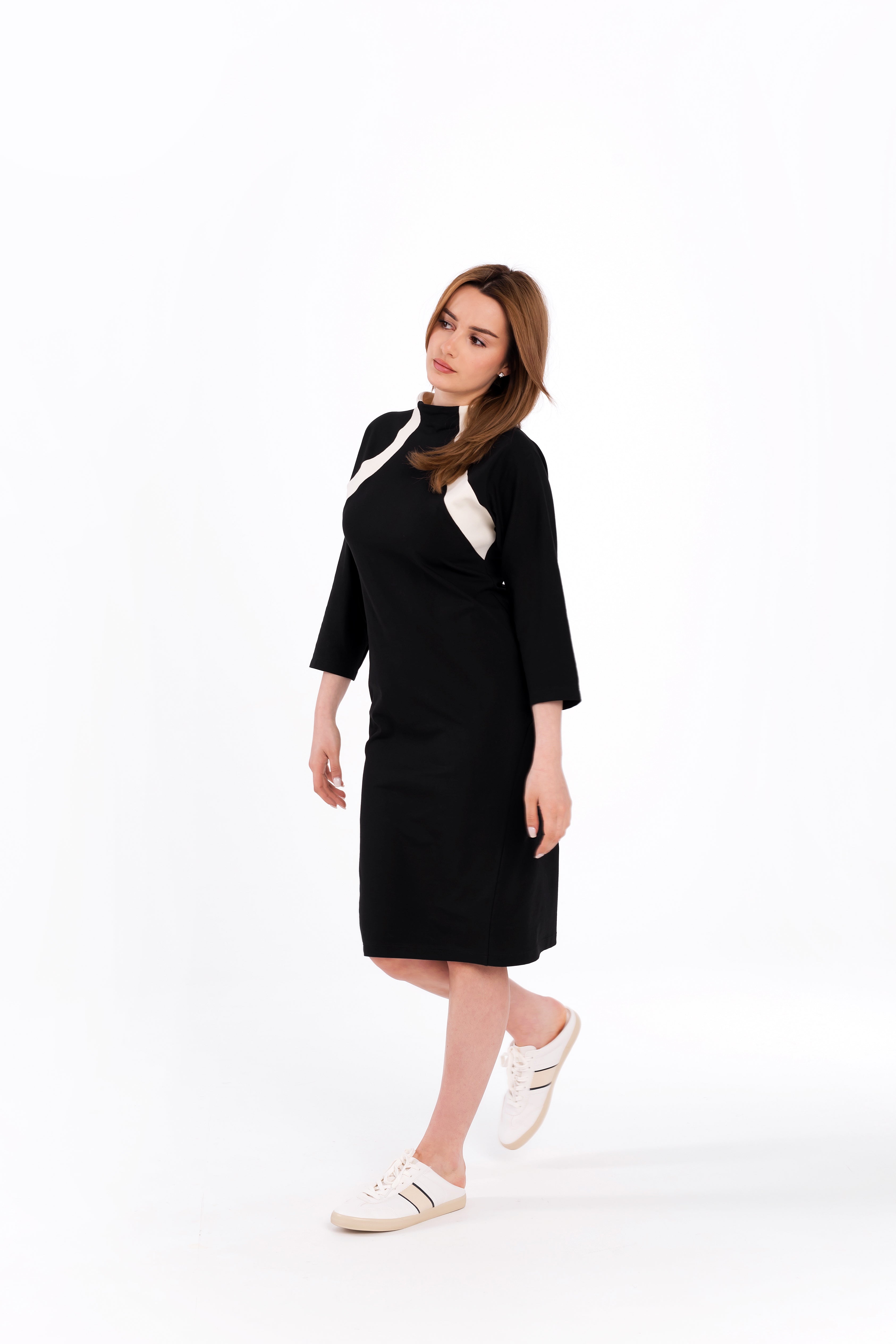Straight black and white dress with round neckline Straight black and white dress with round neckline