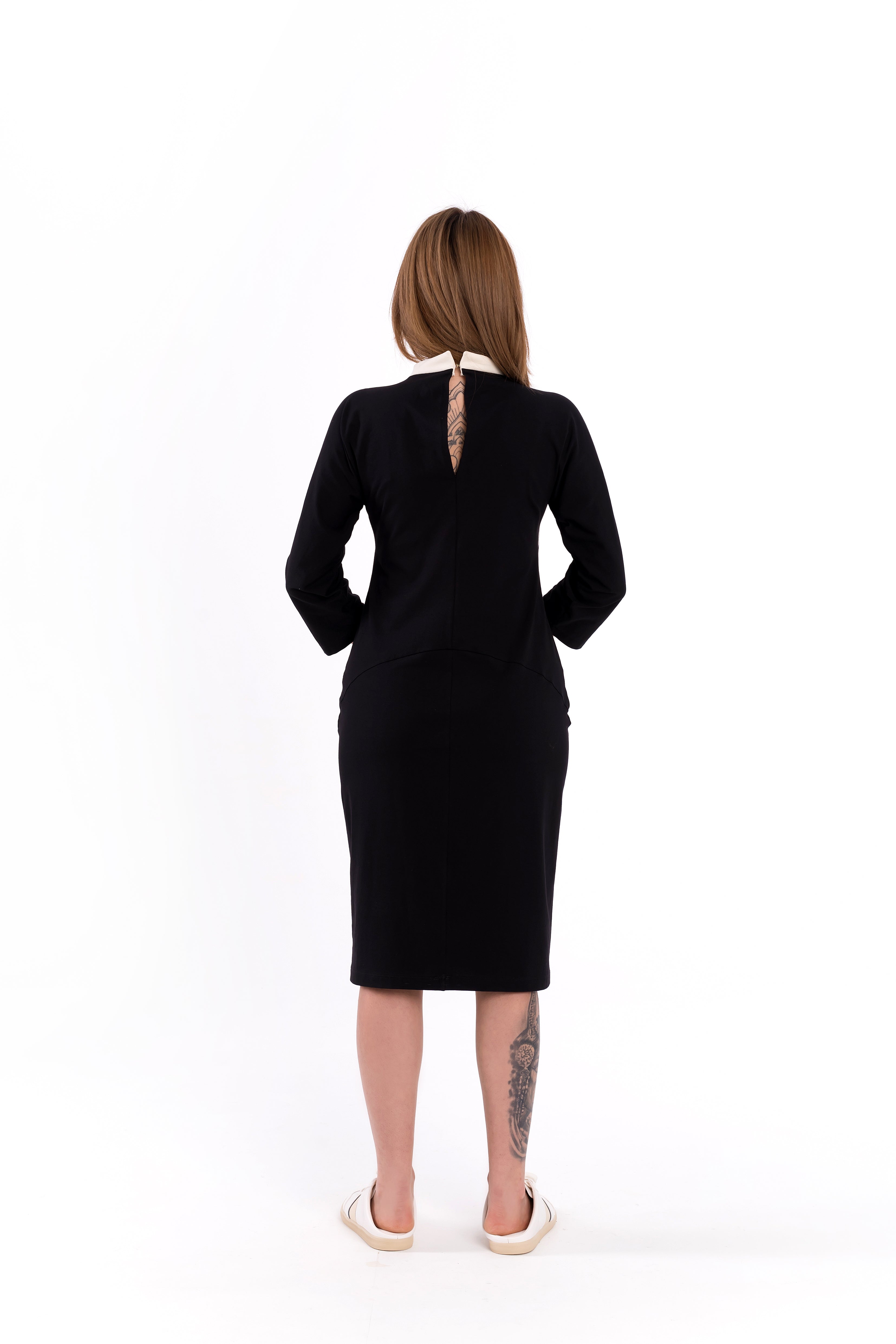 Straight black and white dress with round neckline Straight black and white dress with round neckline