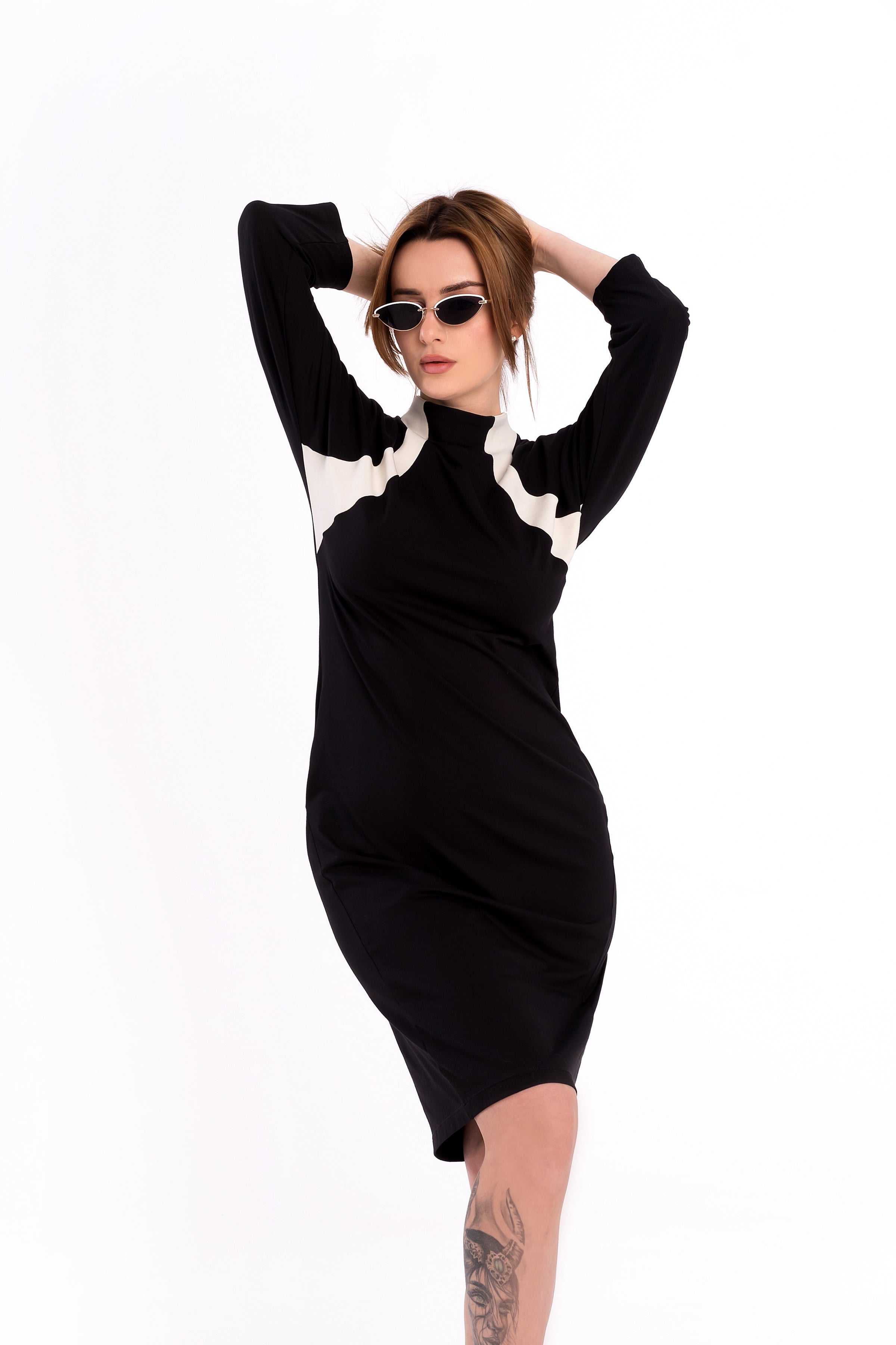 Straight black and white dress with round neckline Straight black and white dress with round neckline