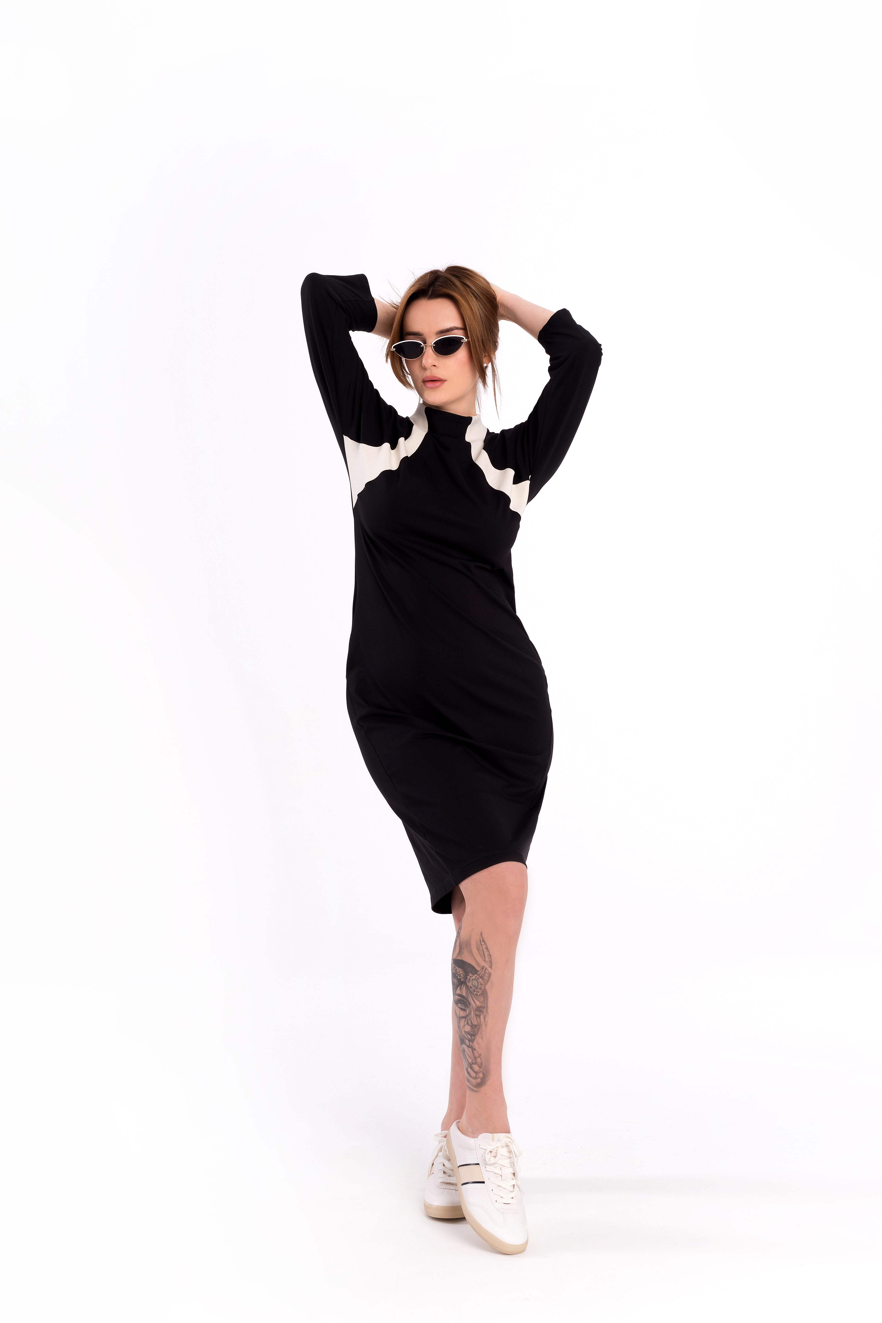 Straight black and white dress with round neckline Straight black and white dress with round neckline