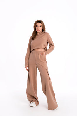 Trousers with cargo pockets in choko milk