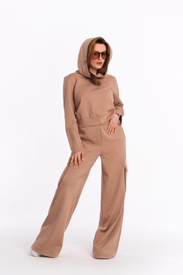 Trousers with cargo pockets in choko milk