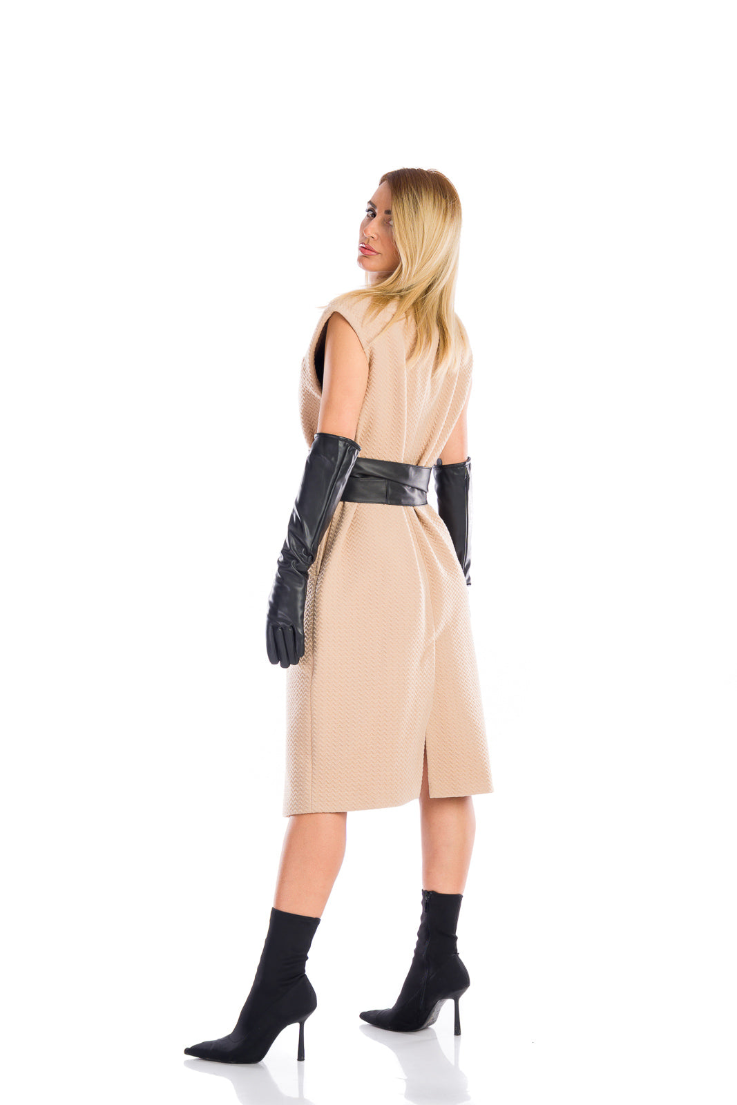 Cappotto smanicato in strappi beige Cappotto smanicato in strappi beige