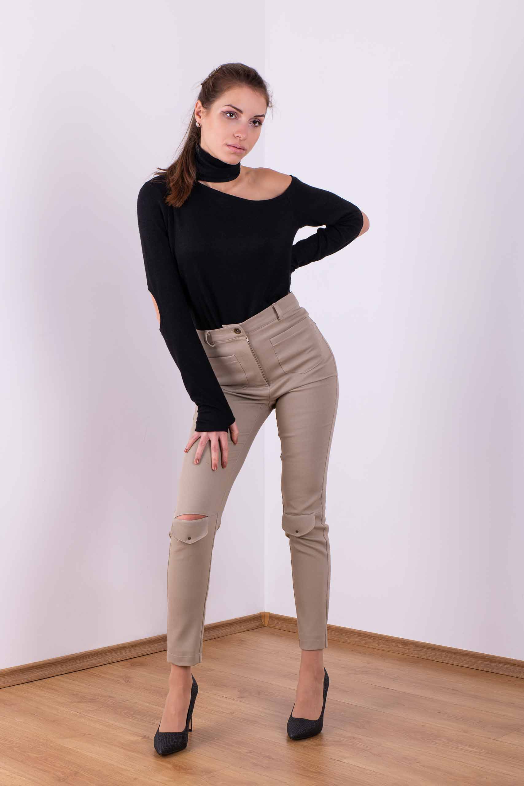Blusa con collo alto con gomito aperto in NERO Blusa con collo alto con gomito aperto in NERO