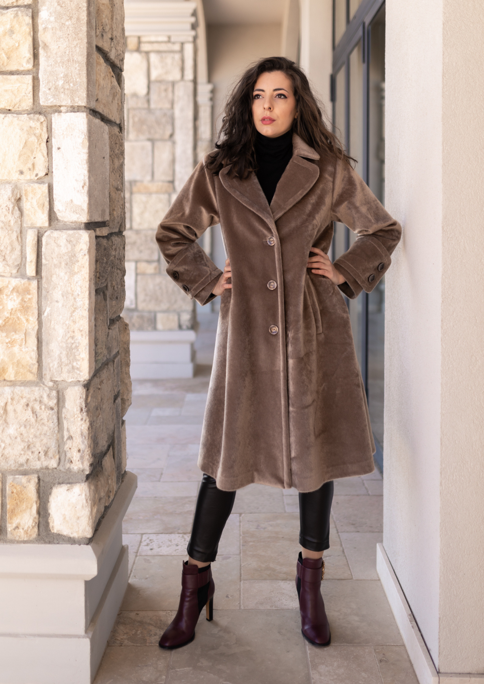 Coat cut with curve lapel in beige Coat cut with curve lapel in beige