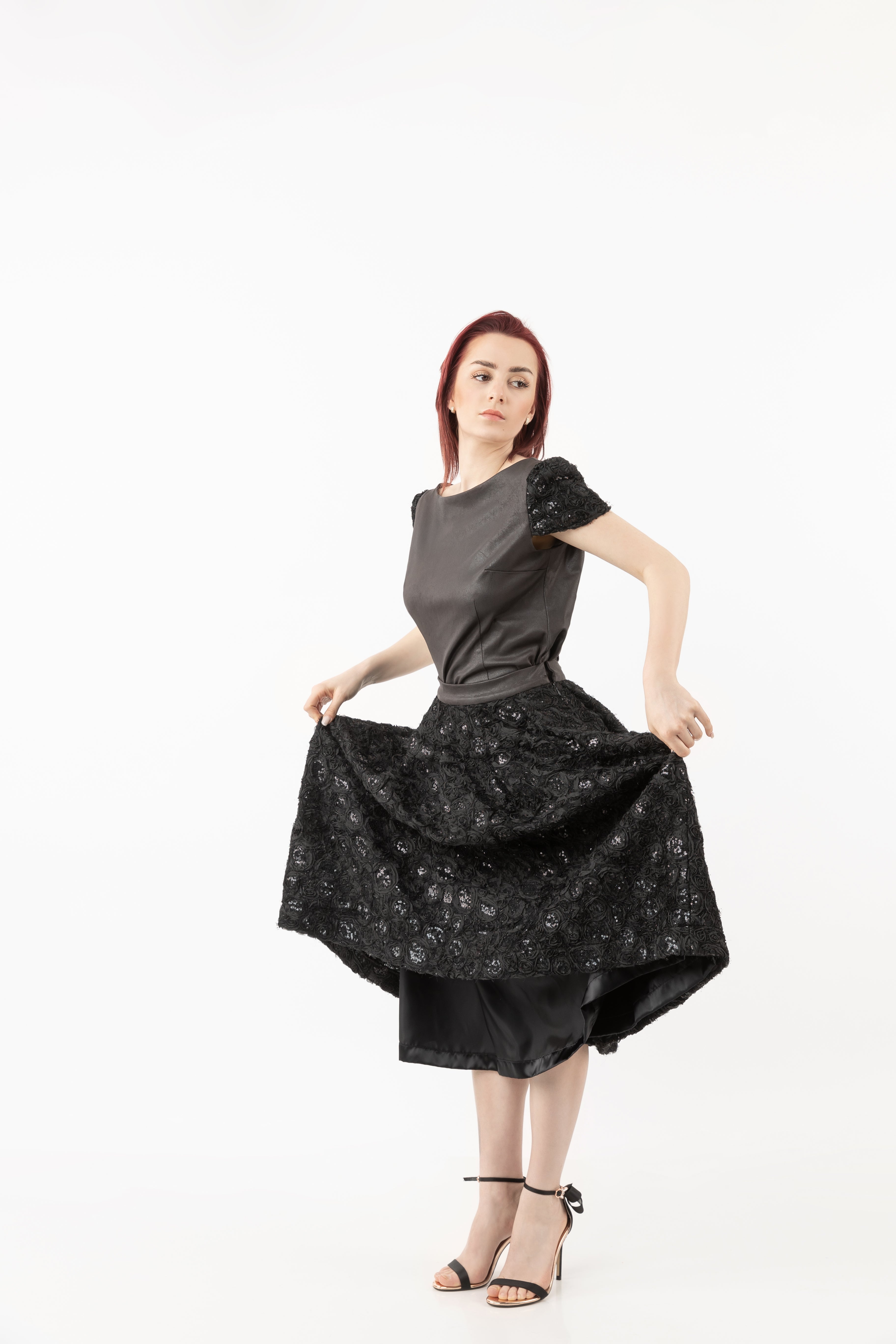 High-waist knee-length skirt with sequences High-waist knee-length skirt with sequences