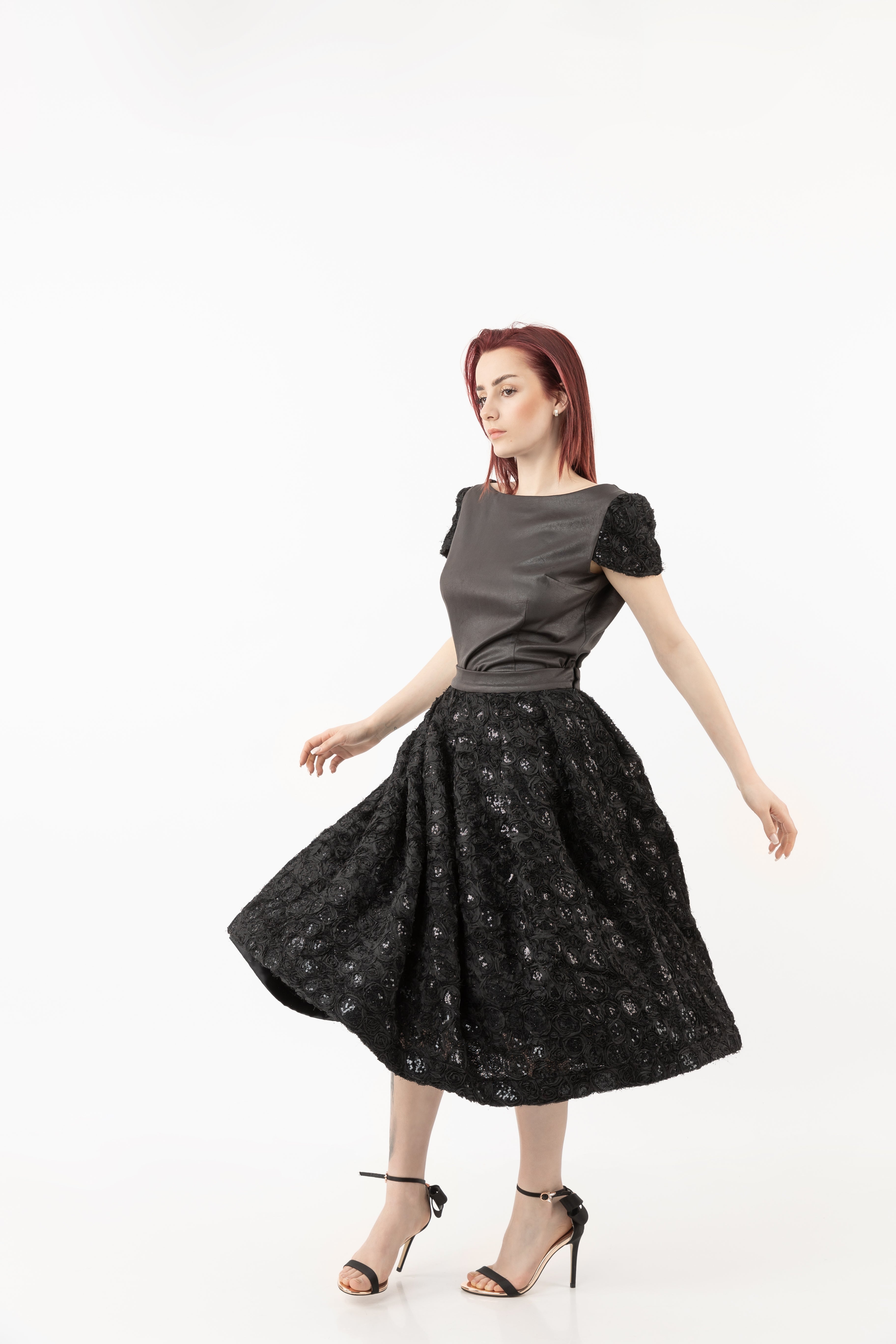 High-waist knee-length skirt with sequences High-waist knee-length skirt with sequences
