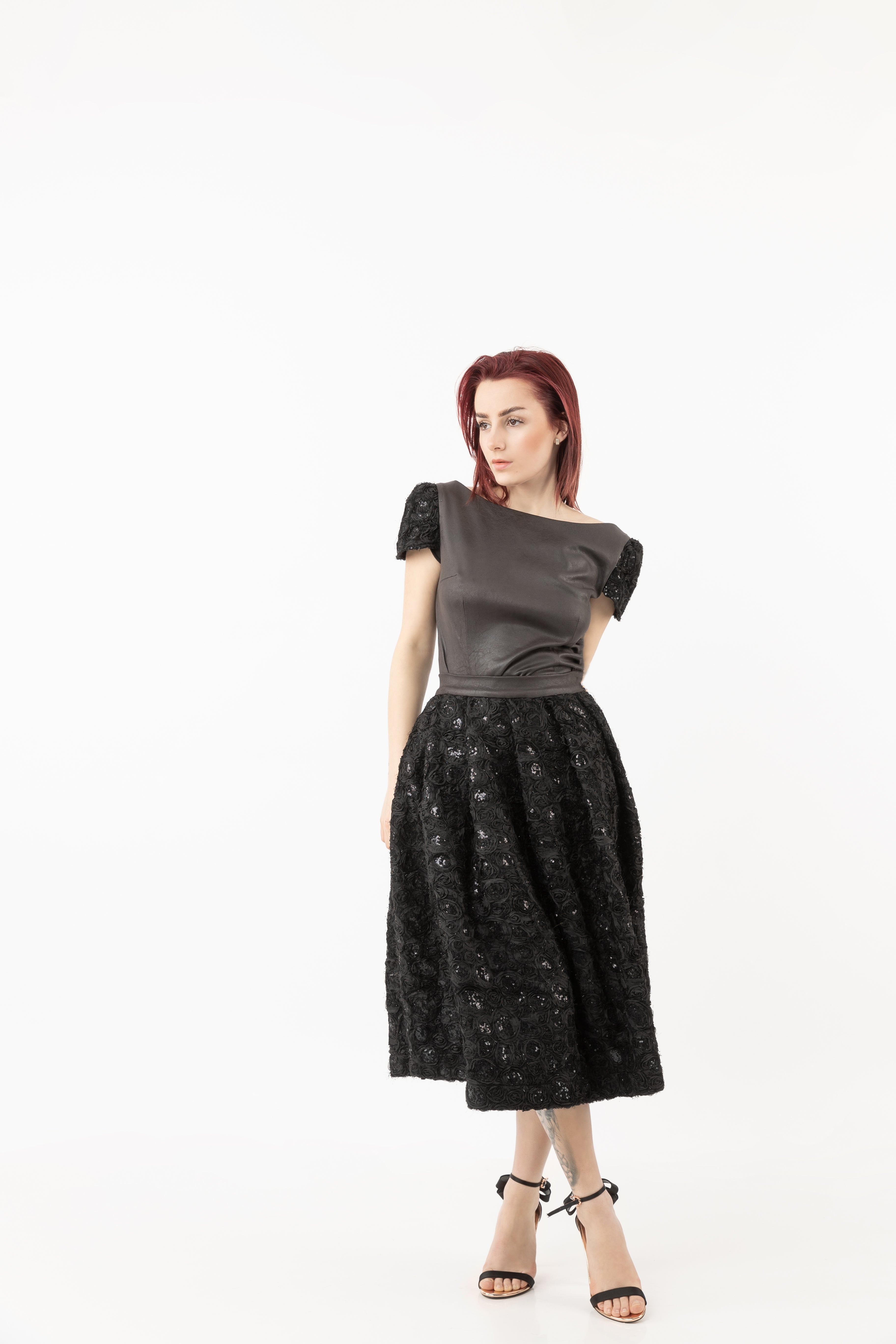 High-waist knee-length skirt with sequences High-waist knee-length skirt with sequences
