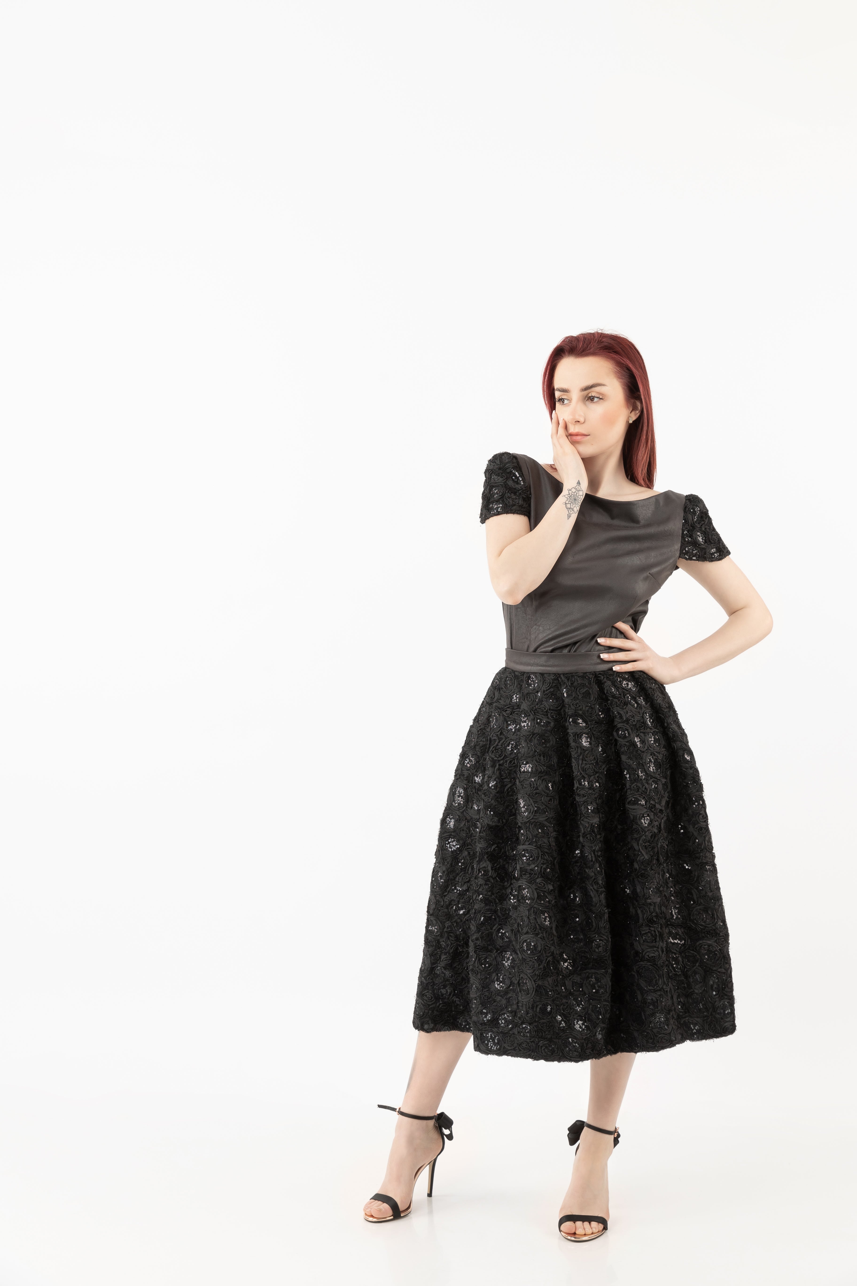 High-waist knee-length skirt with sequences High-waist knee-length skirt with sequences