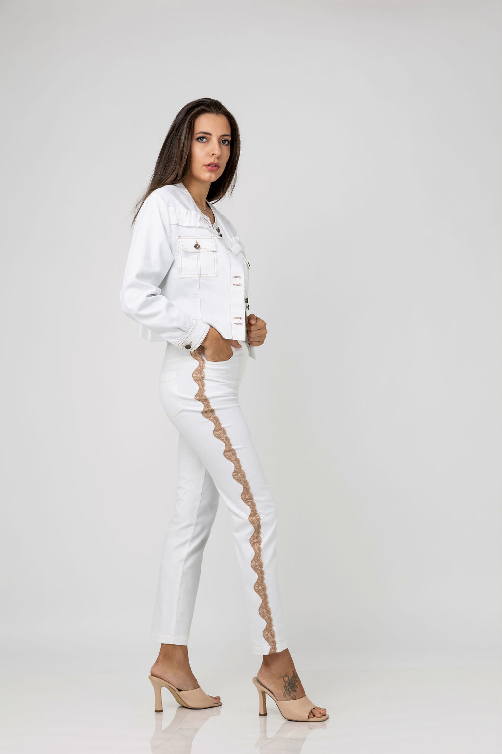 Short cut jacket with a curl on the front in white Short cut jacket with a curl on the front in white