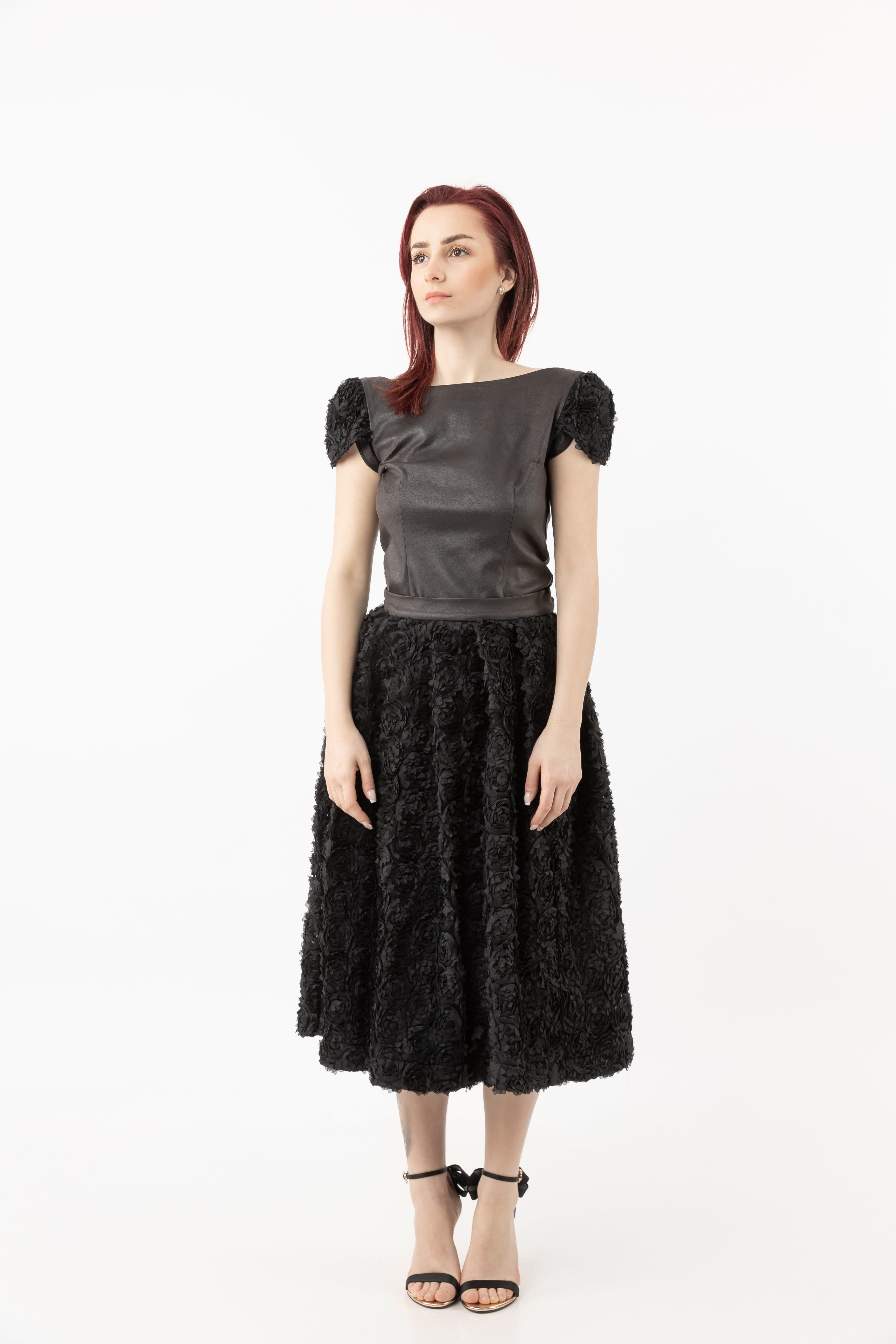 High-waist knee-length skirt with 3D roses High-waist knee-length skirt with 3D roses