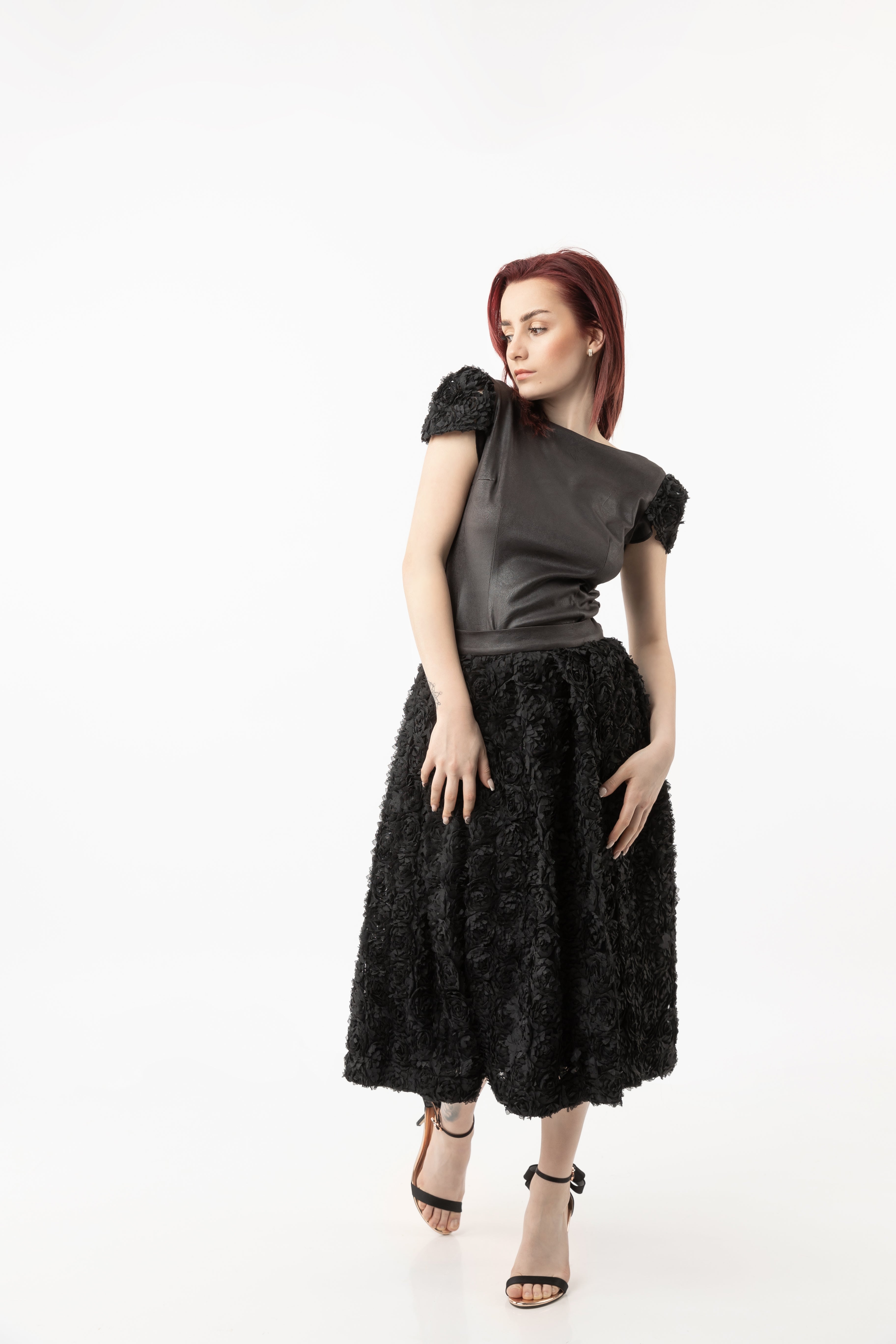 High-waist knee-length skirt with 3D roses High-waist knee-length skirt with 3D roses