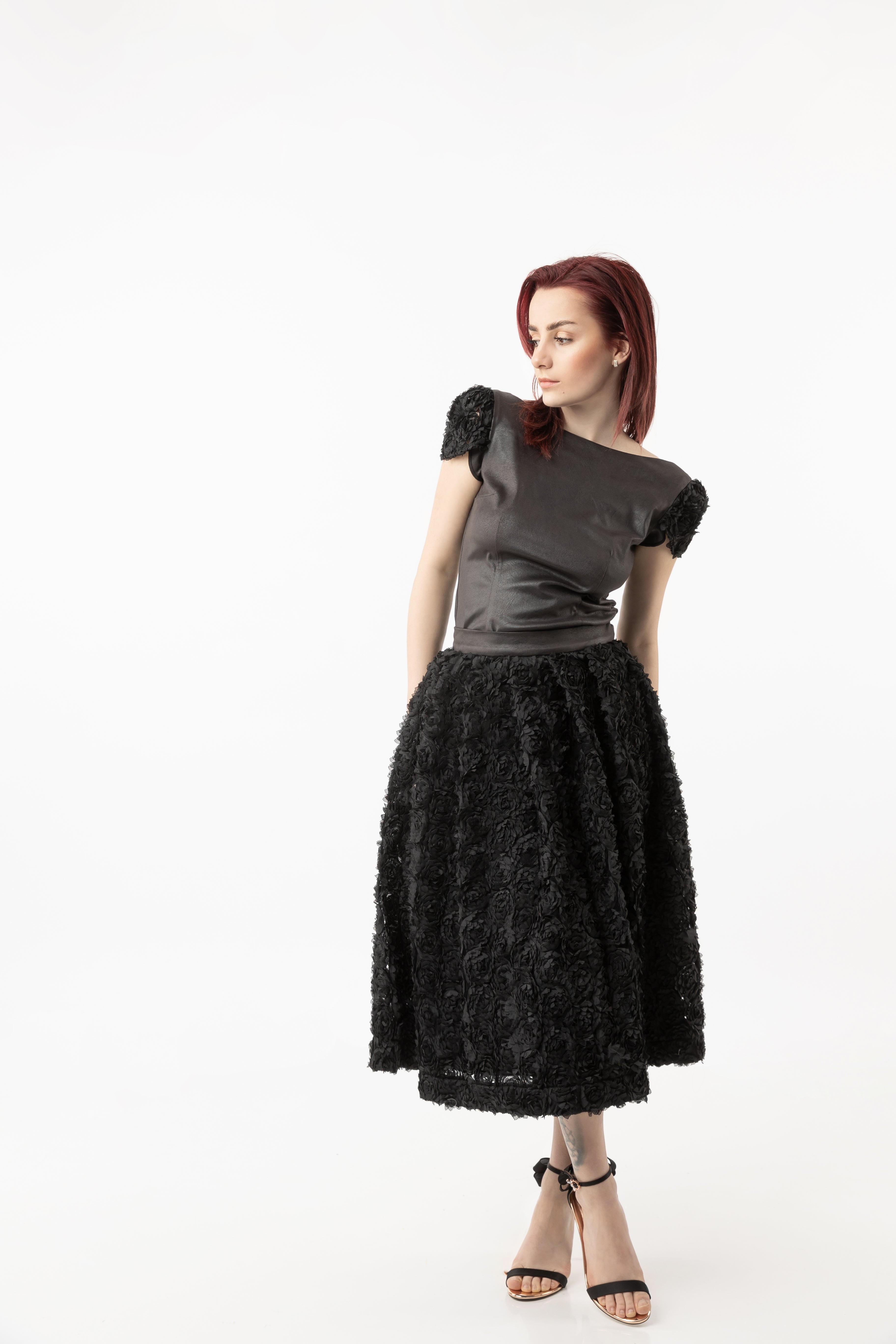 High-waist knee-length skirt with 3D roses High-waist knee-length skirt with 3D roses