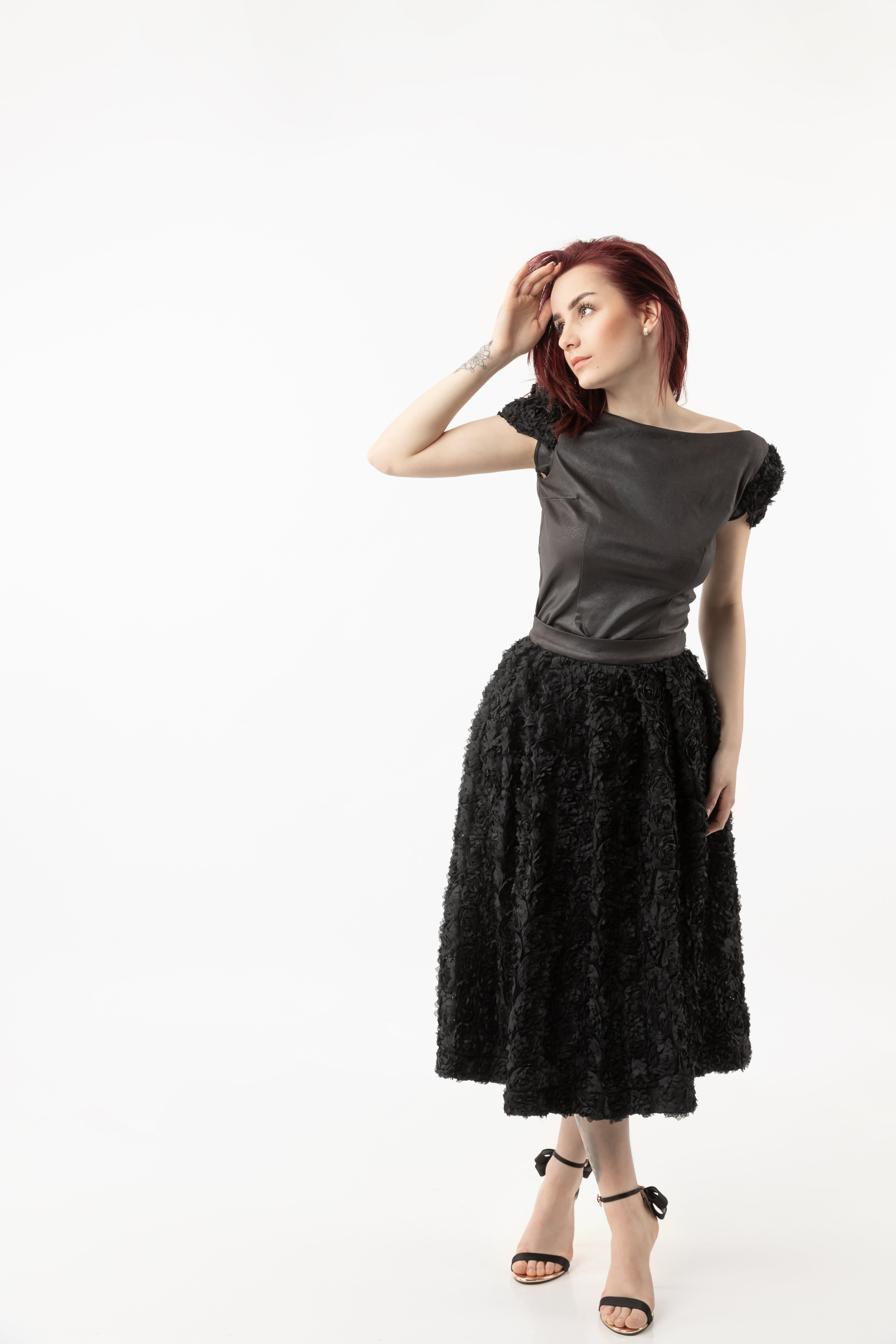 High-waist knee-length skirt with 3D roses High-waist knee-length skirt with 3D roses