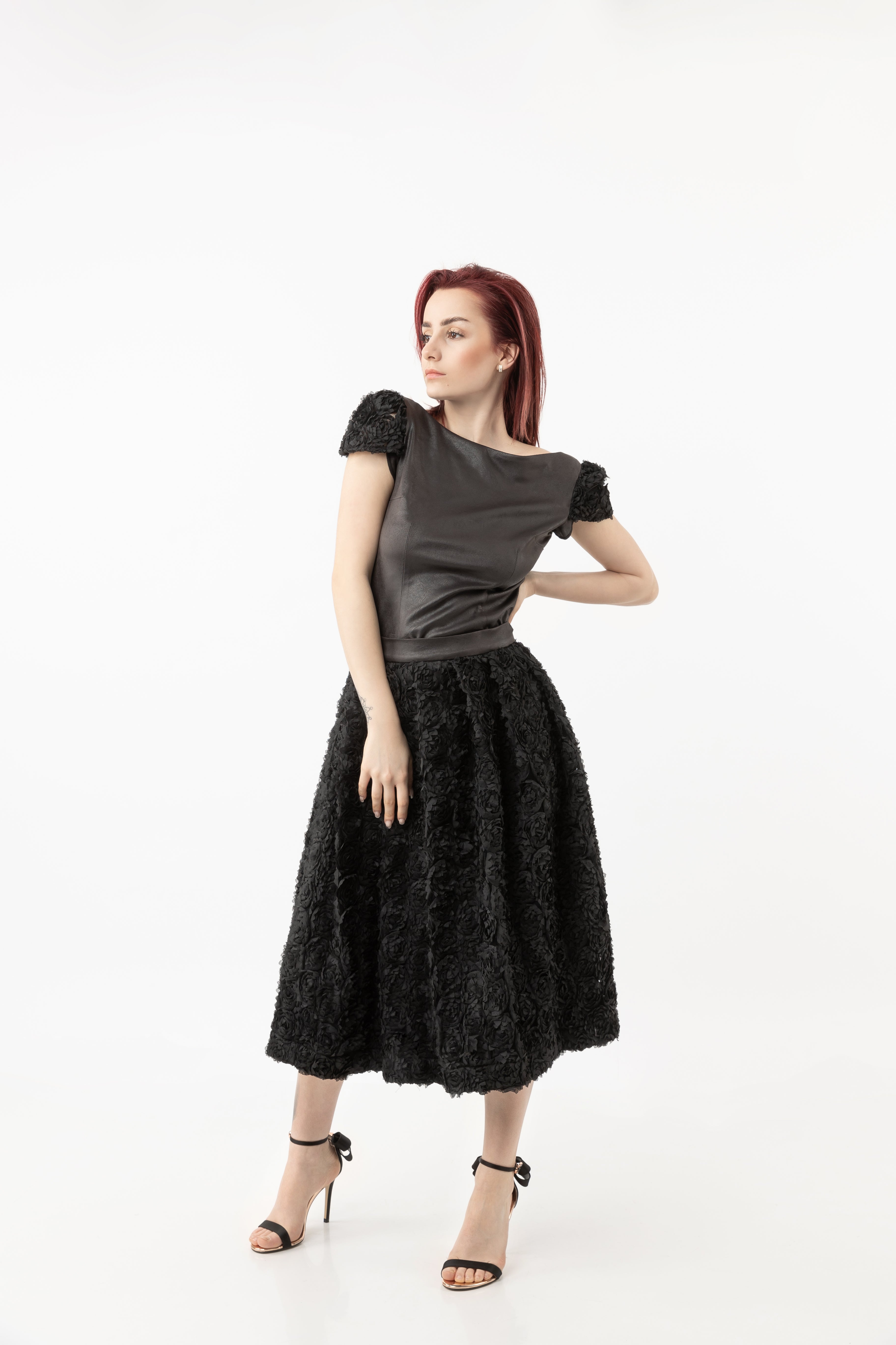 High-waist knee-length skirt with 3D roses High-waist knee-length skirt with 3D roses