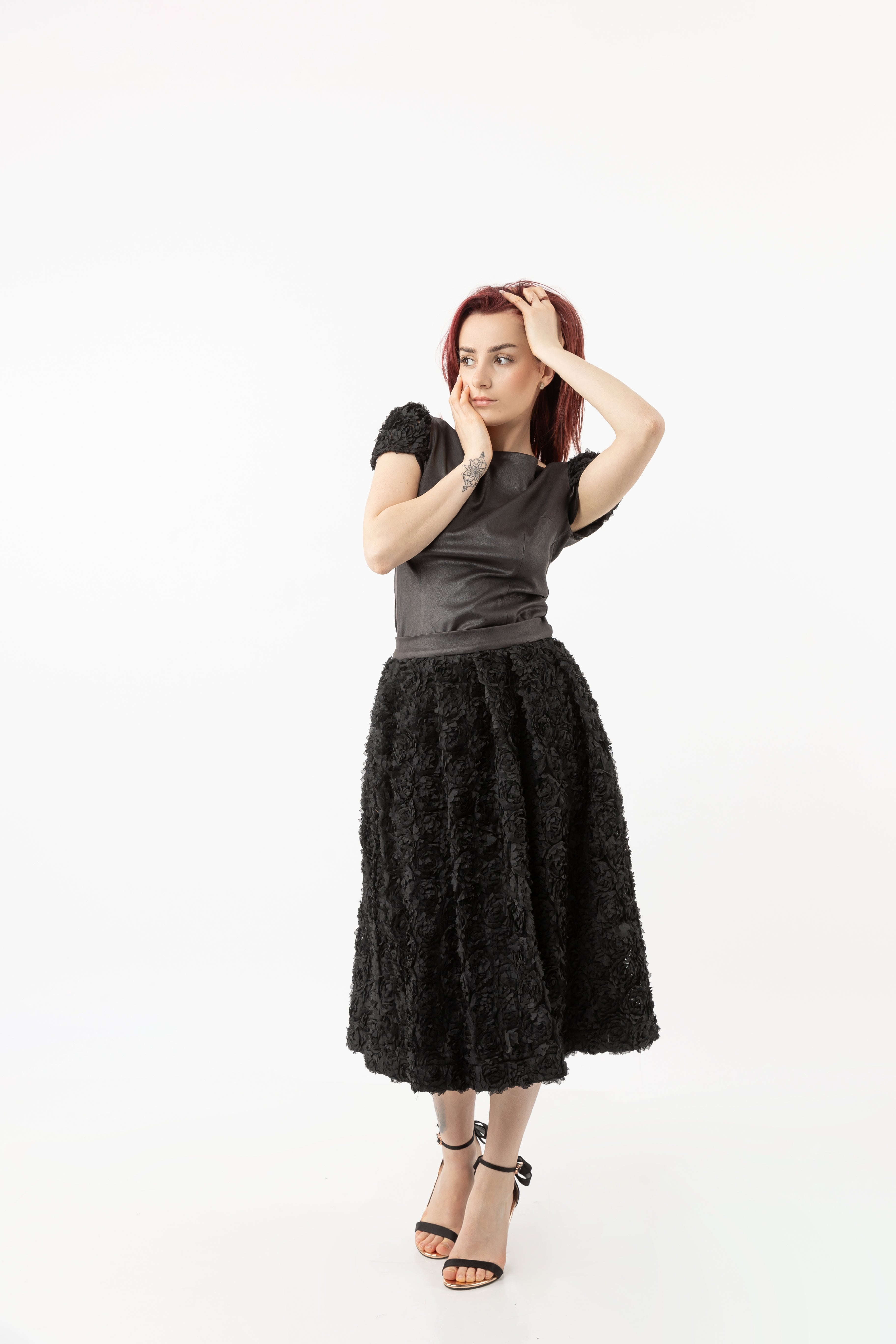 High-waist knee-length skirt with 3D roses High-waist knee-length skirt with 3D roses