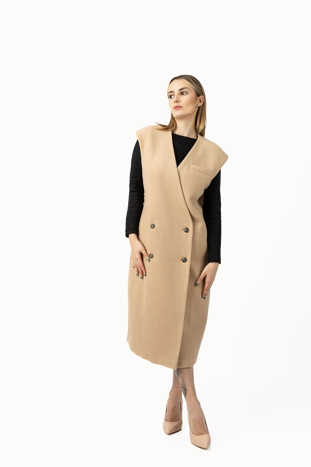 Cappotto smanicato in strappi beige Cappotto smanicato in strappi beige