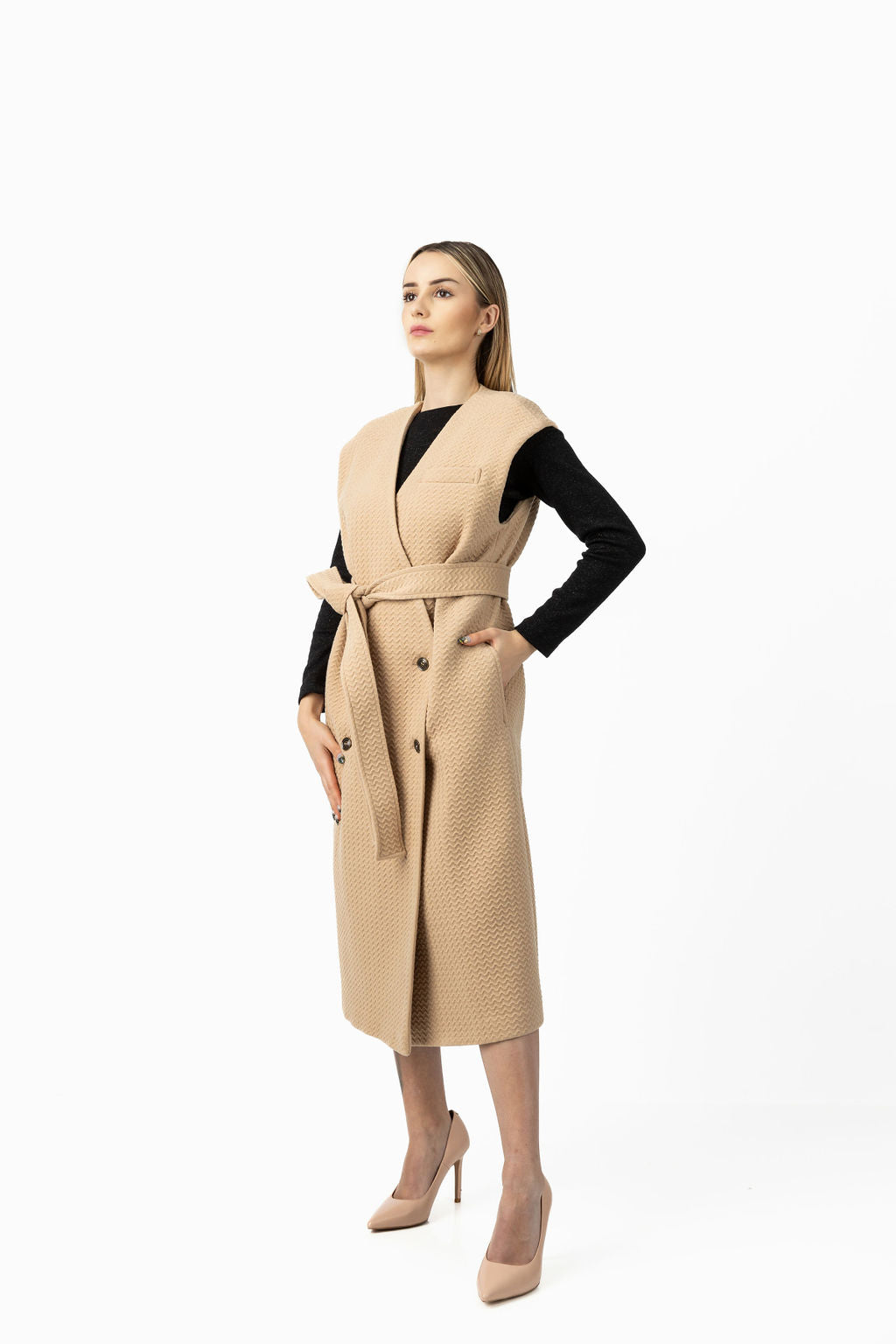 Cappotto smanicato in strappi beige Cappotto smanicato in strappi beige