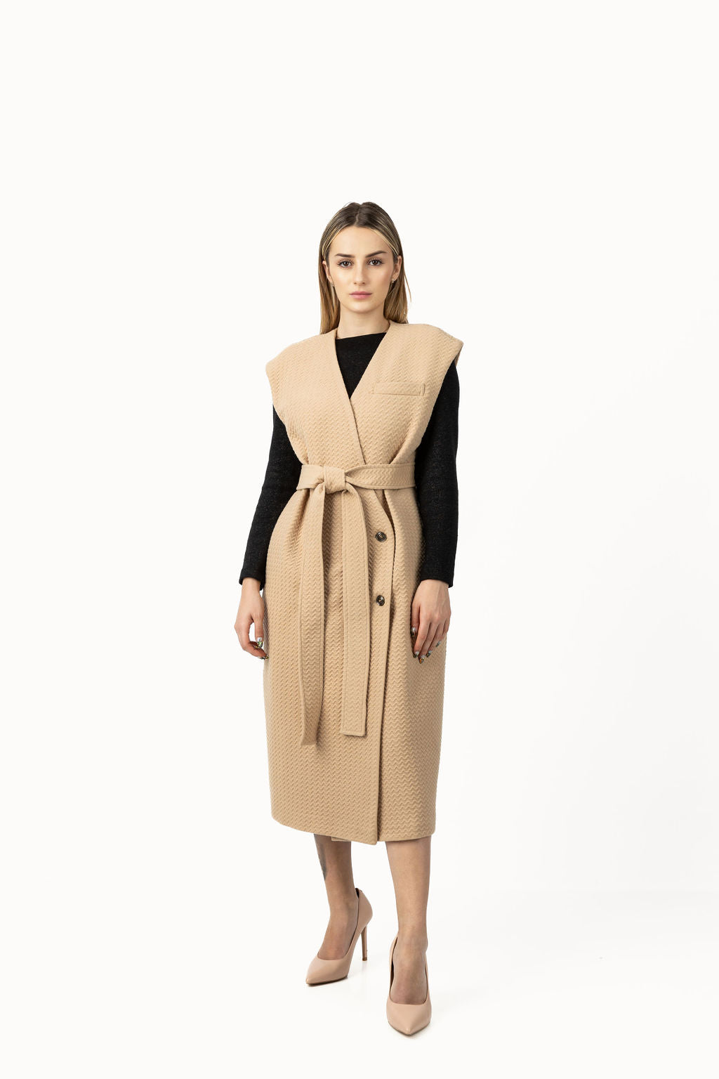 Cappotto smanicato in strappi beige Cappotto smanicato in strappi beige