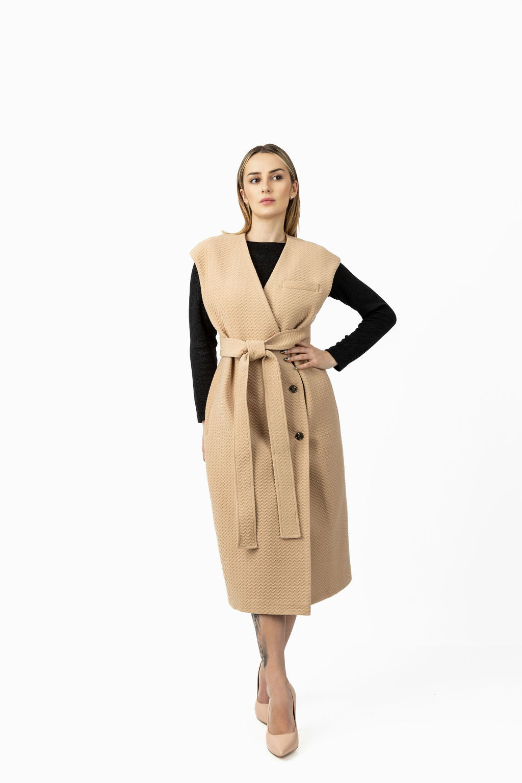 Cappotto smanicato in strappi beige Cappotto smanicato in strappi beige