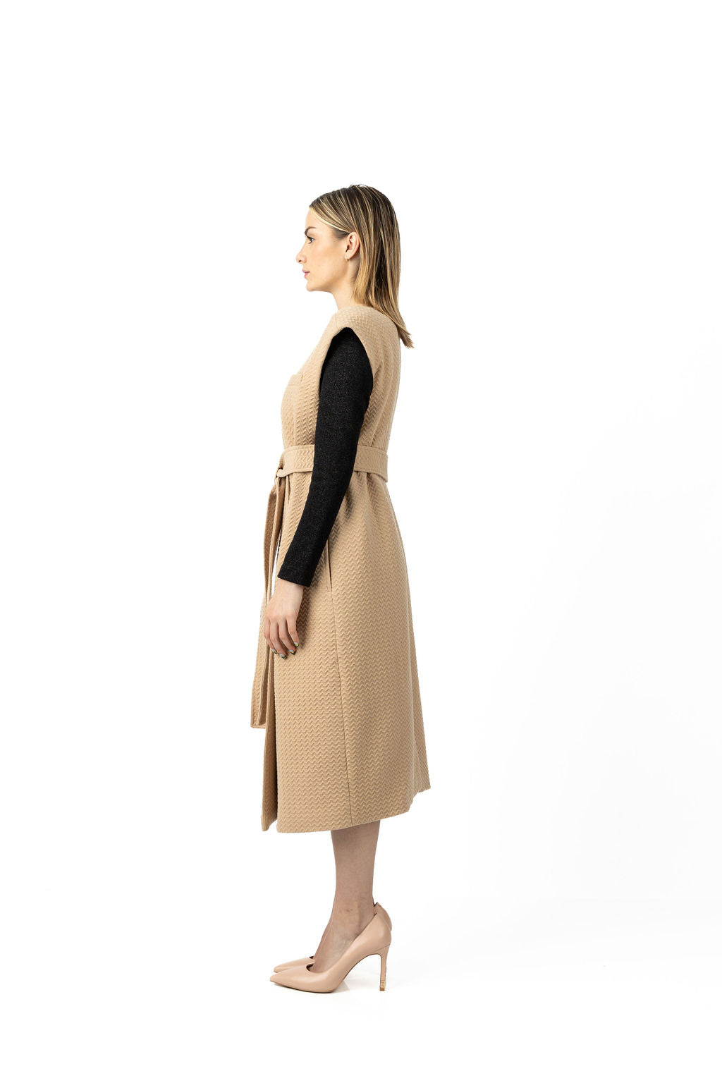 Cappotto smanicato in strappi beige Cappotto smanicato in strappi beige
