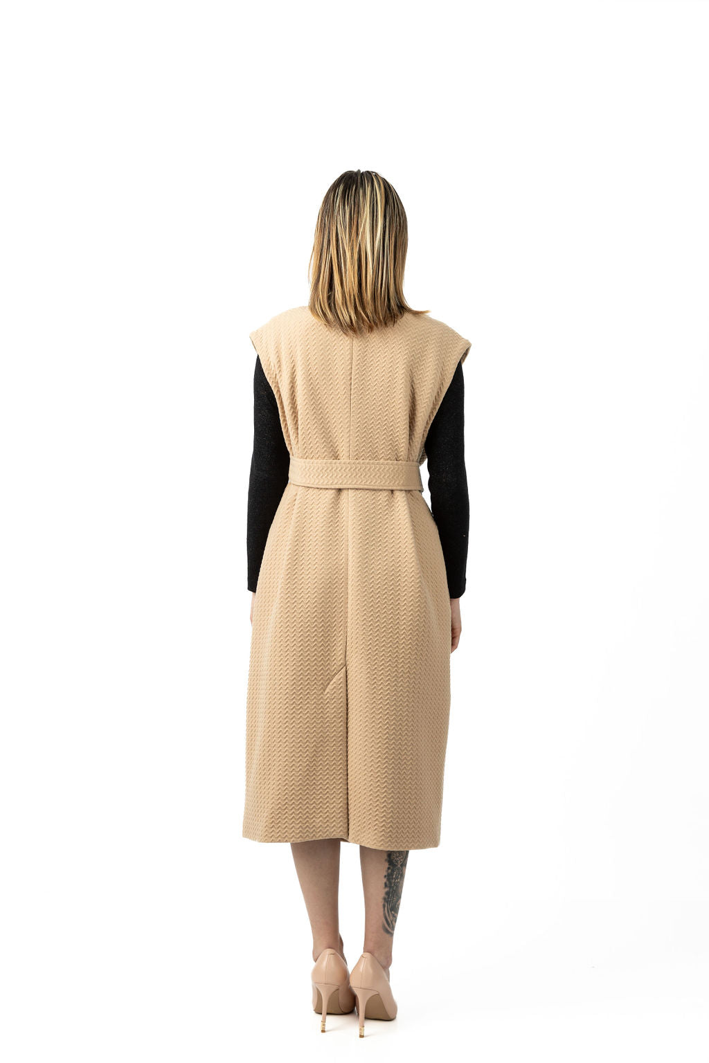 Cappotto smanicato in strappi beige Cappotto smanicato in strappi beige