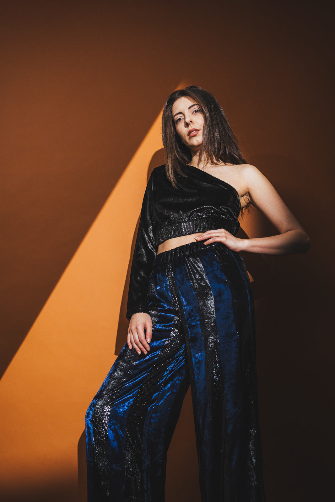 КЪС ТОП В ЧЕРНО КАДИФЕ КЪС ТОП В ЧЕРНО КАДИФЕ