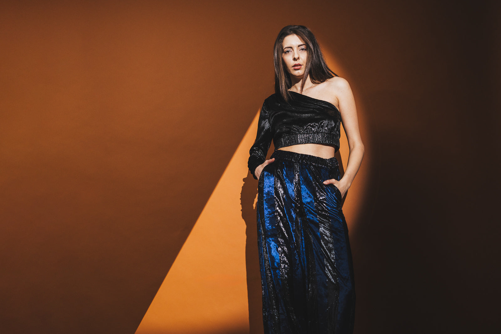 КЪС ТОП В ЧЕРНО КАДИФЕ КЪС ТОП В ЧЕРНО КАДИФЕ