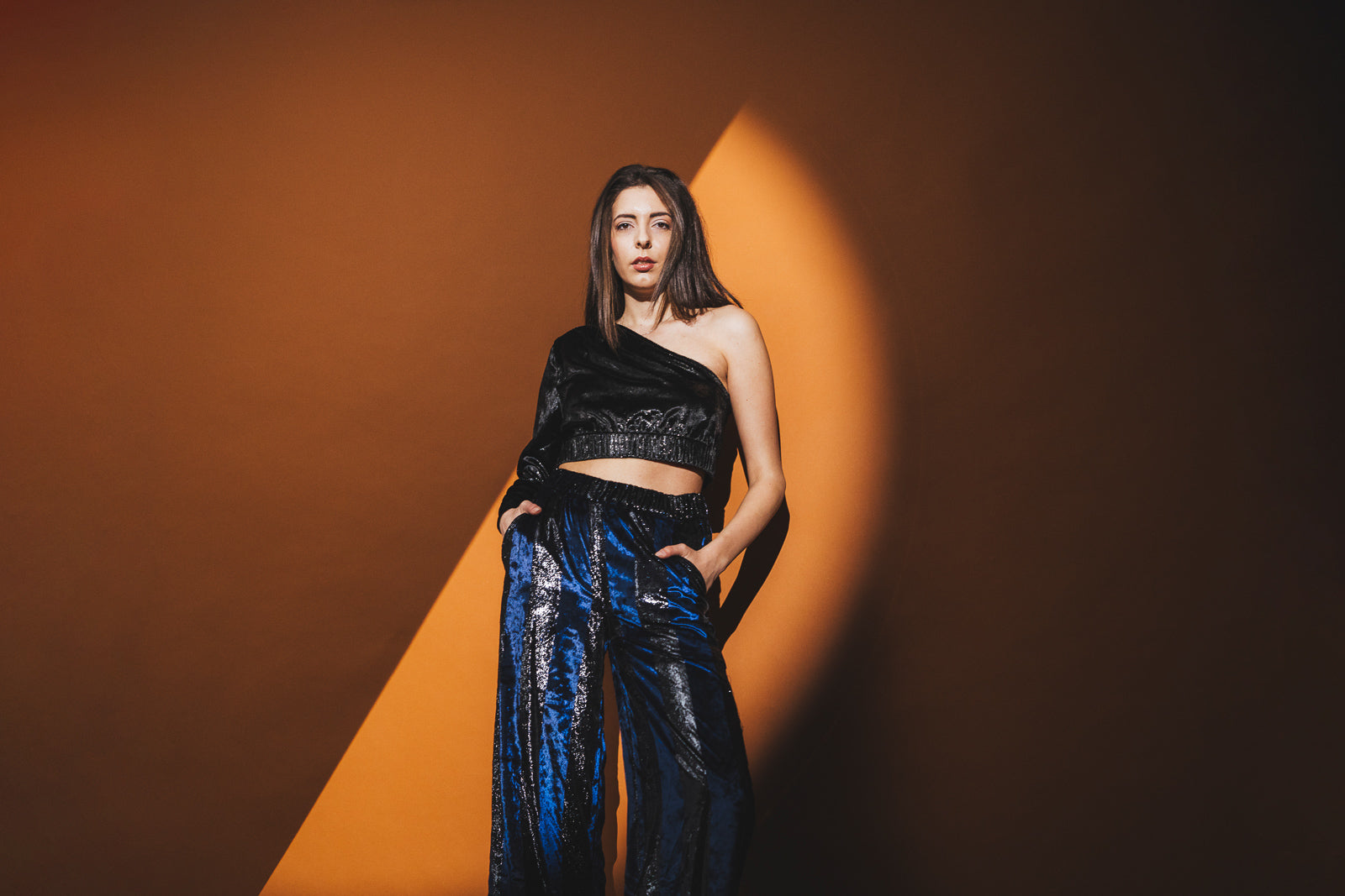 КЪС ТОП В ЧЕРНО КАДИФЕ КЪС ТОП В ЧЕРНО КАДИФЕ