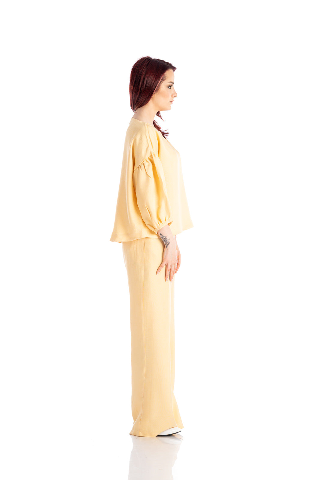 Wide-leg linen pants in yellow Wide-leg linen pants in yellow