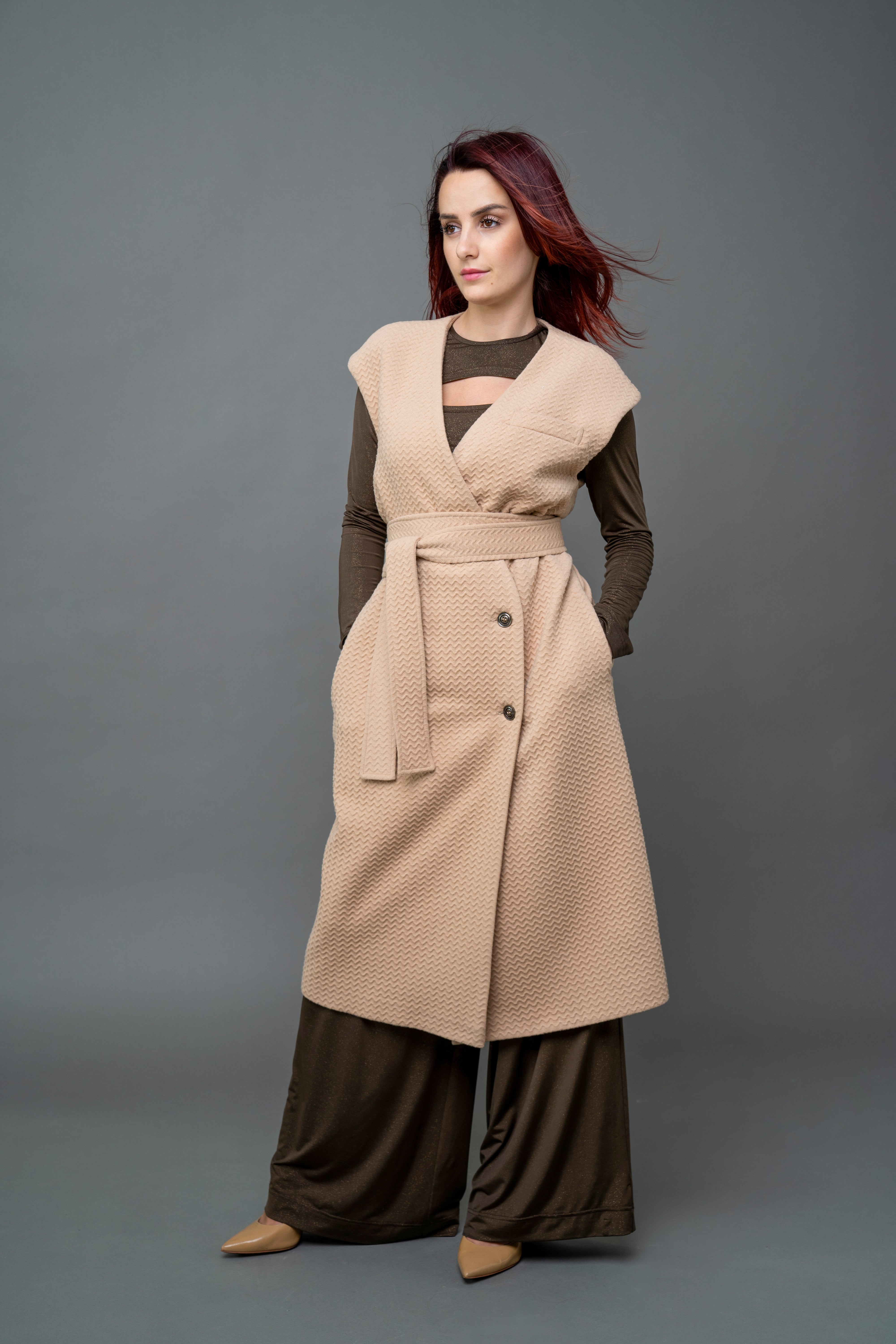 Cappotto smanicato in strappi beige Cappotto smanicato in strappi beige