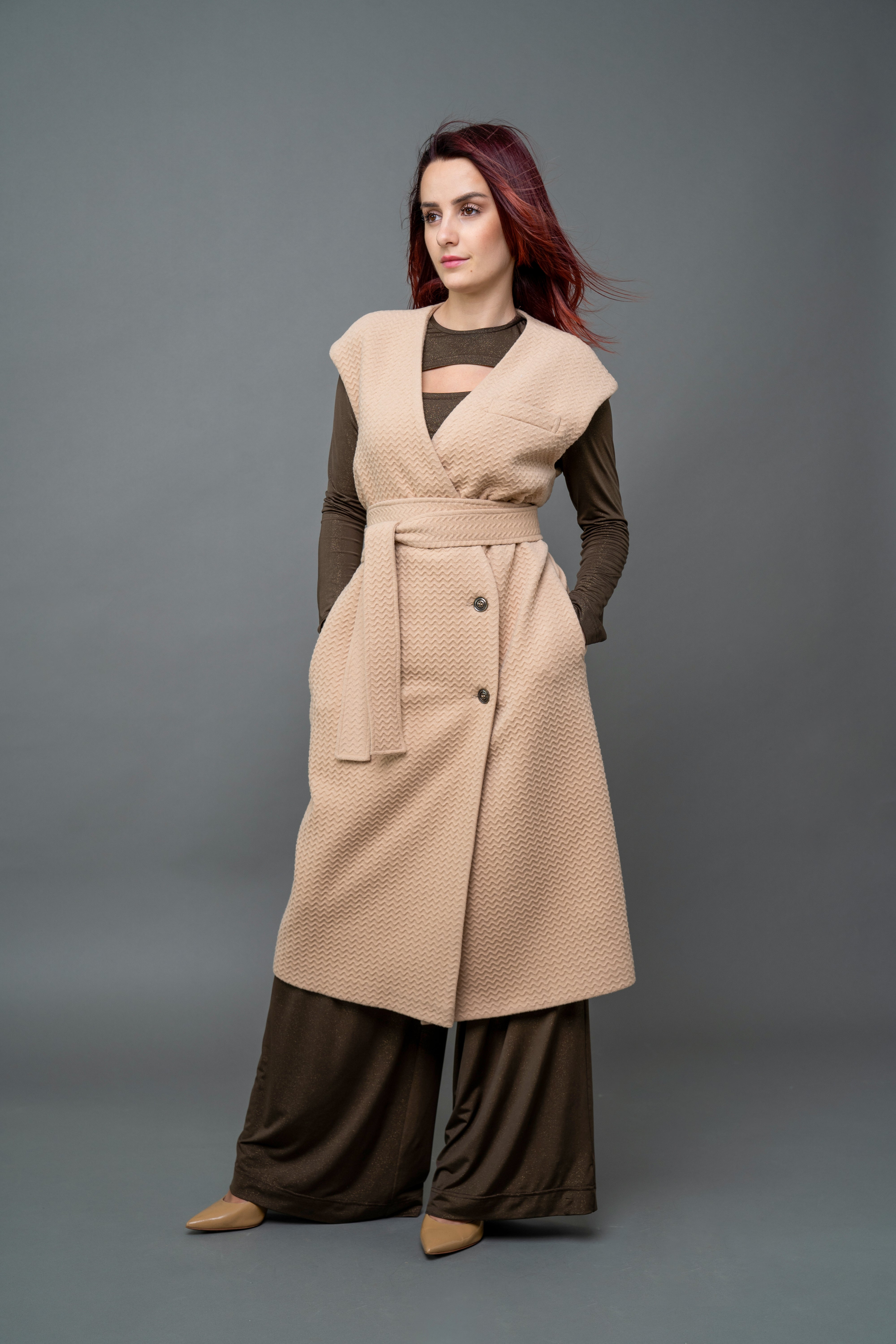 Cappotto smanicato in strappi beige Cappotto smanicato in strappi beige