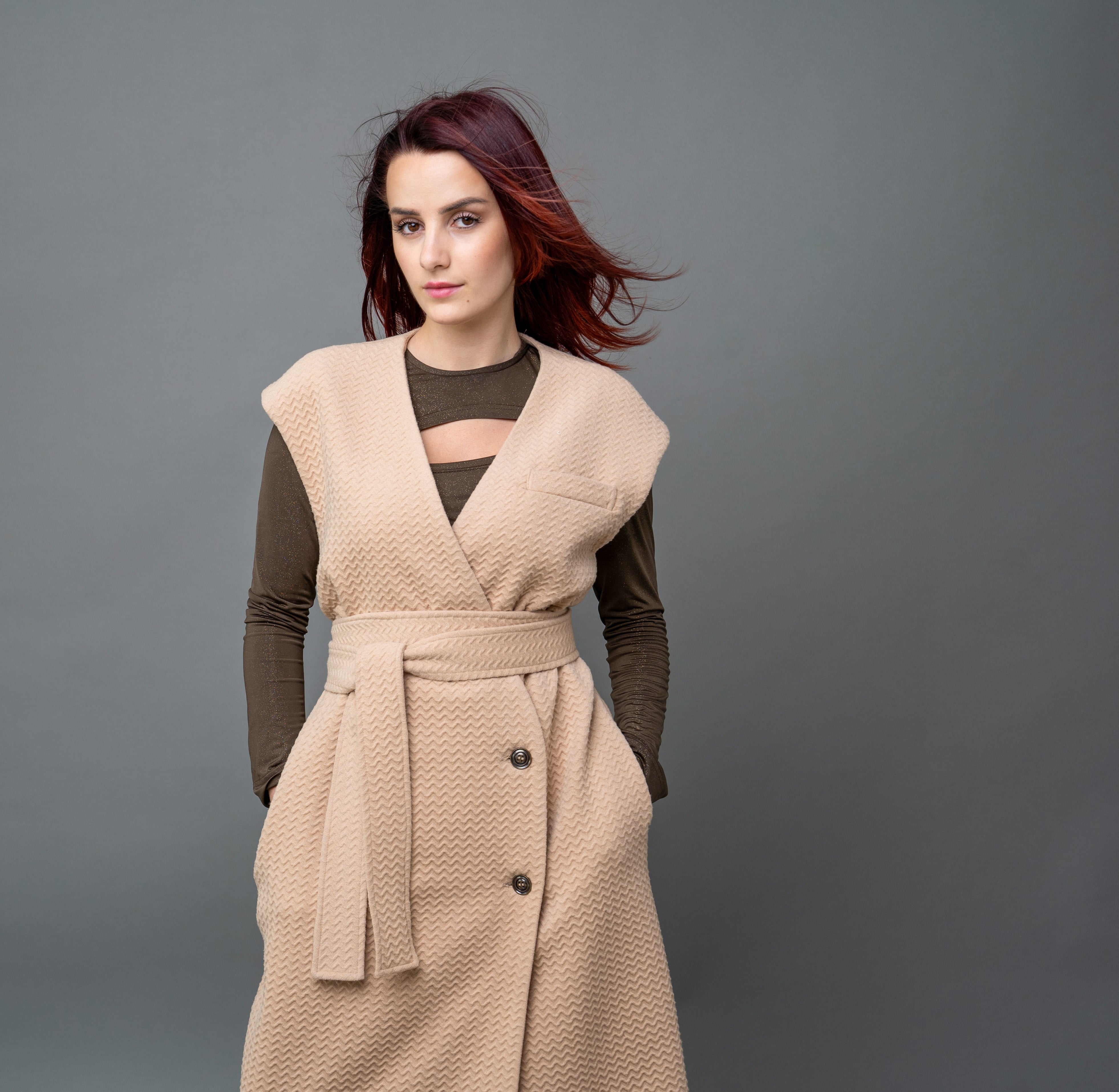 Cappotto smanicato in strappi beige Cappotto smanicato in strappi beige