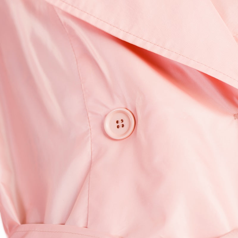 Impermeabile con risvolto ampio in colore rosa Impermeabile con risvolto ampio in colore rosa