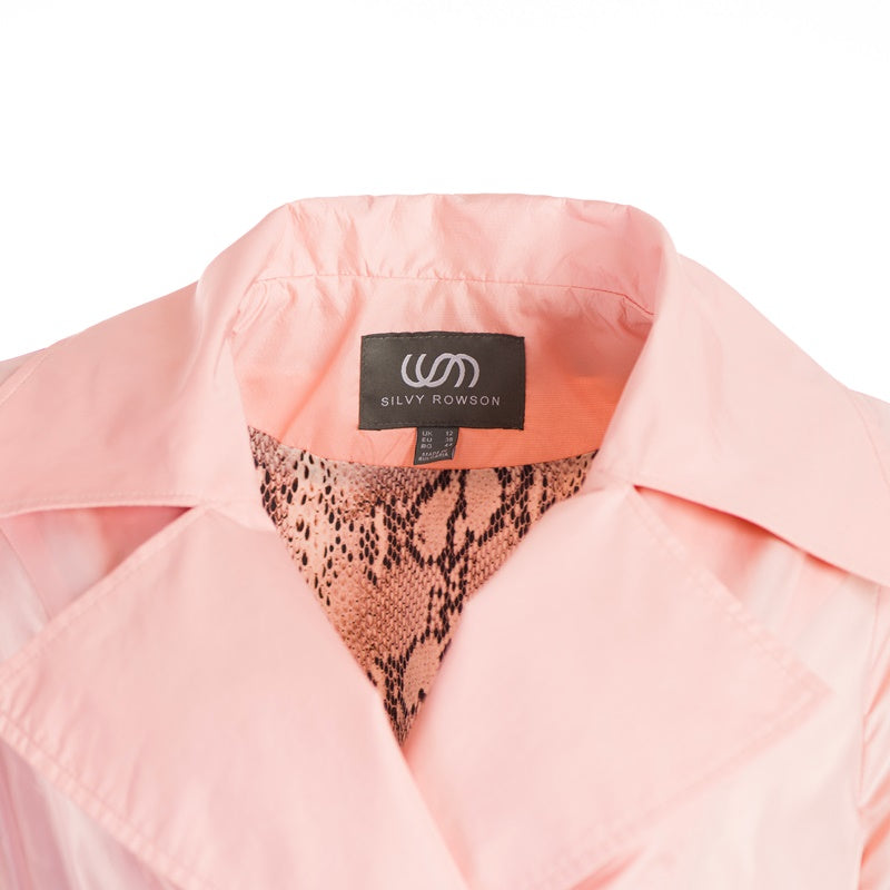 Impermeabile con risvolto ampio in colore rosa Impermeabile con risvolto ampio in colore rosa