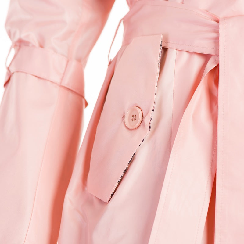 Impermeabile con risvolto ampio in colore rosa Impermeabile con risvolto ampio in colore rosa