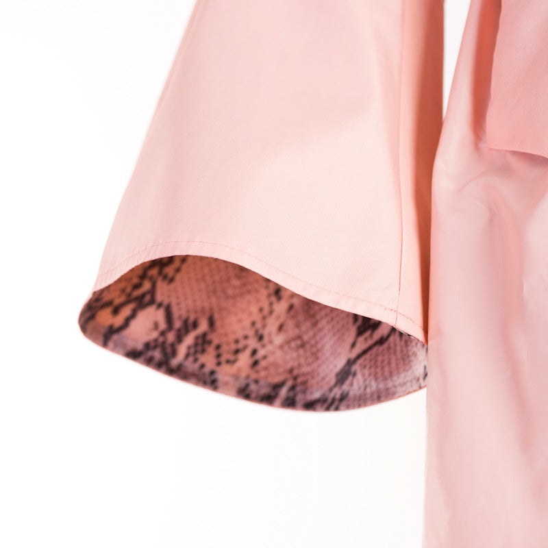 Impermeabile con risvolto ampio in colore rosa Impermeabile con risvolto ampio in colore rosa